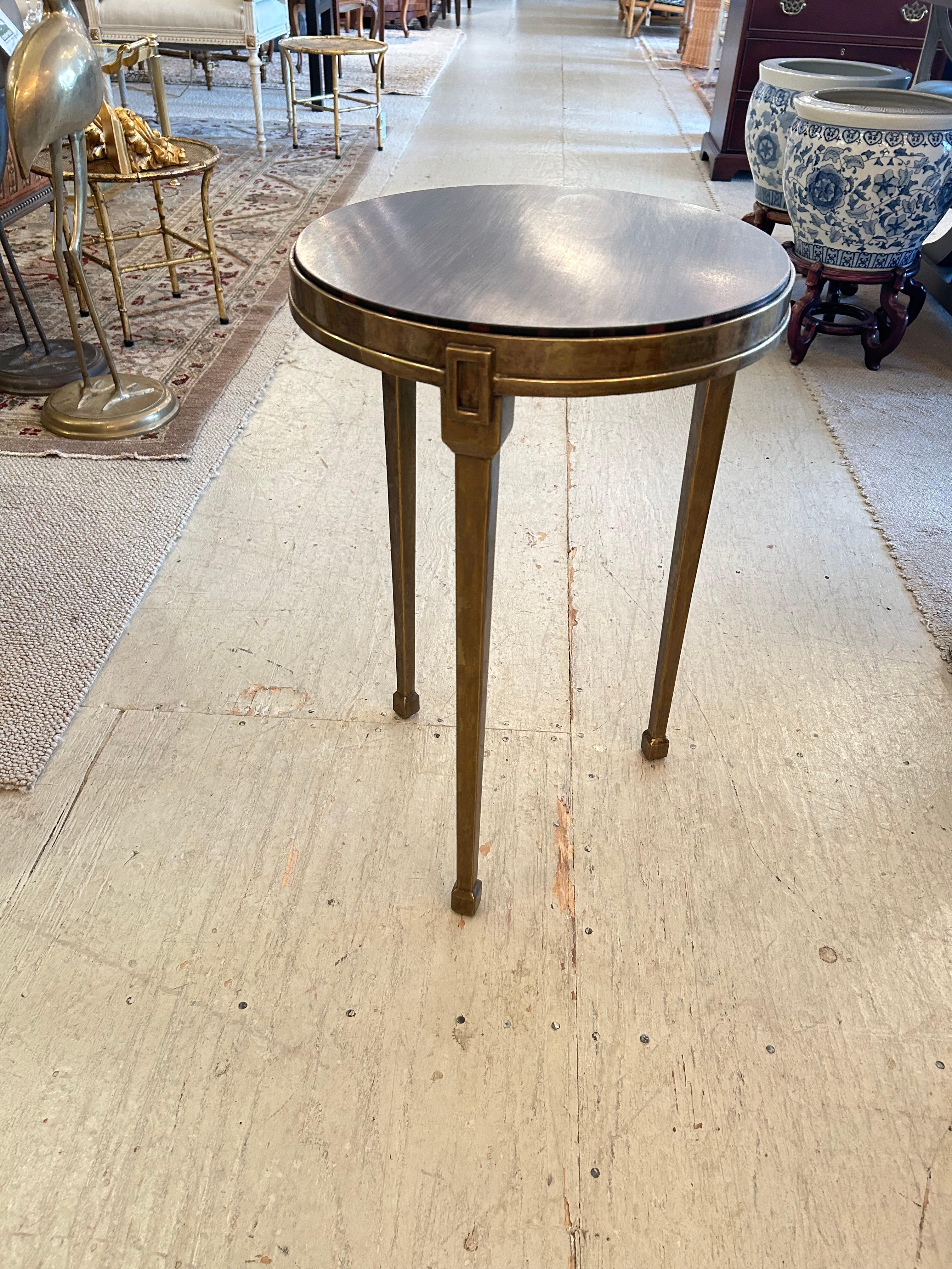 Laiton Table d'appoint ronde sophistiquée en laiton vieilli et placage de bois de rose en vente
