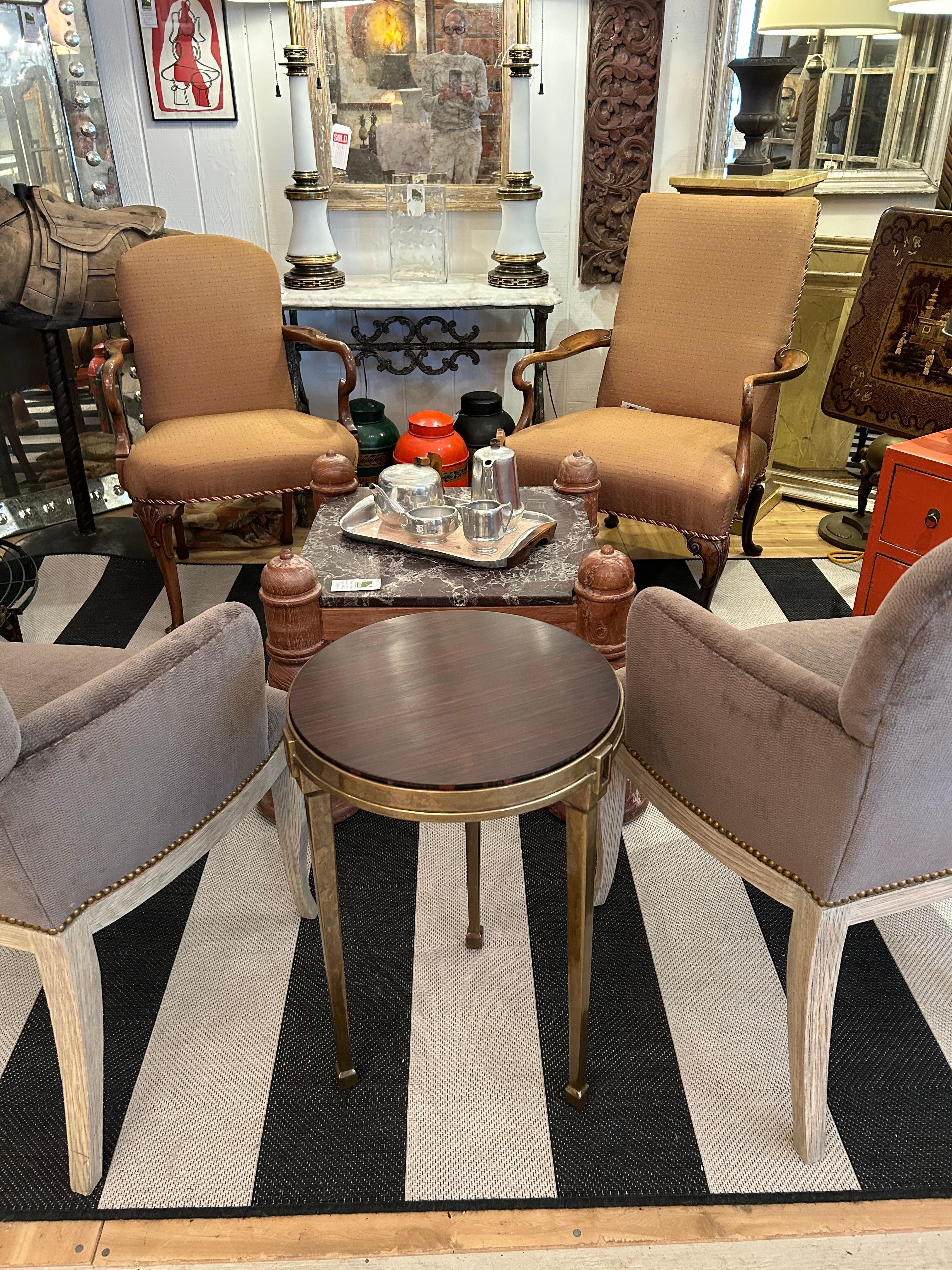 Table d'appoint ronde sophistiquée en laiton vieilli et placage de bois de rose en vente 1