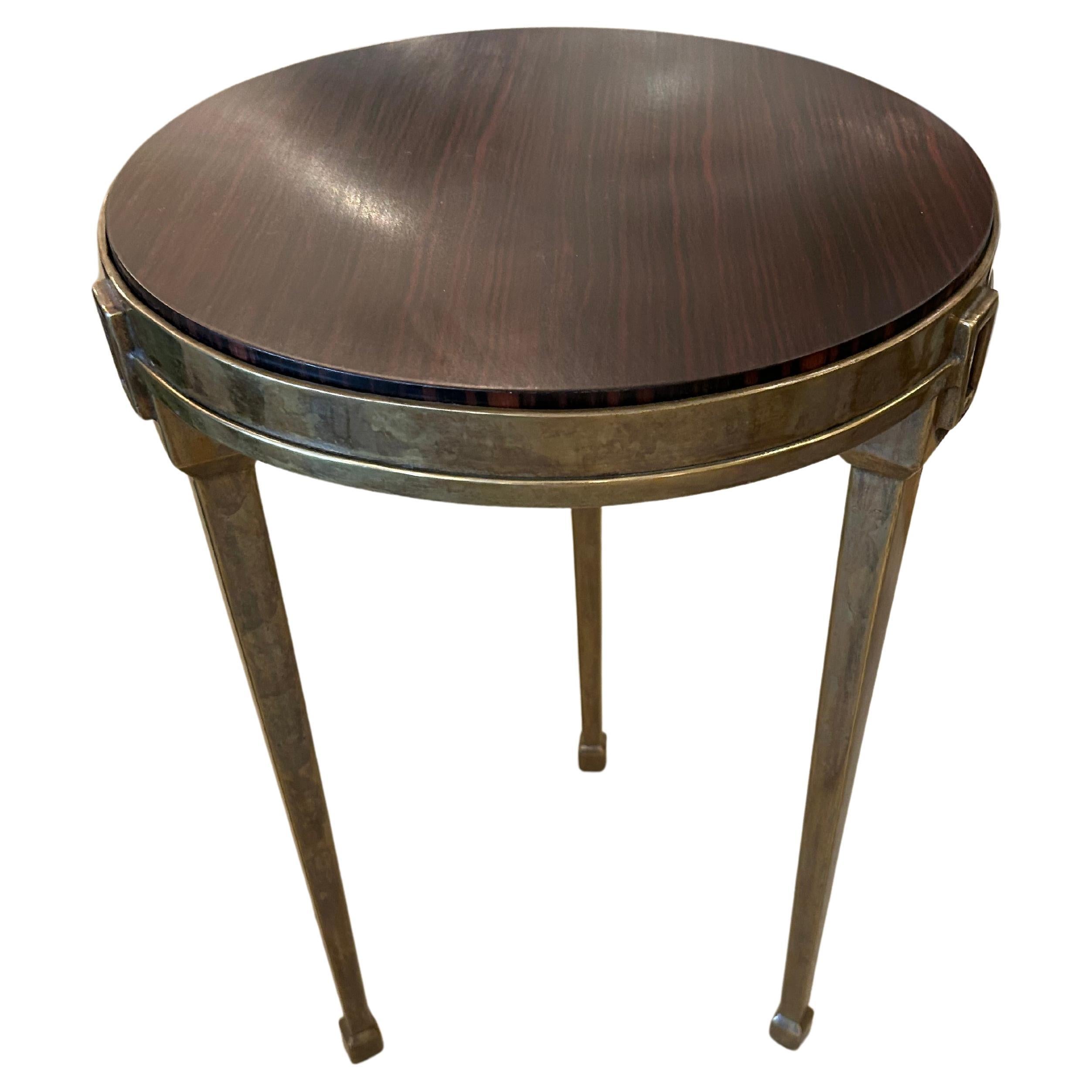 Table d'appoint ronde sophistiquée en laiton vieilli et placage de bois de rose