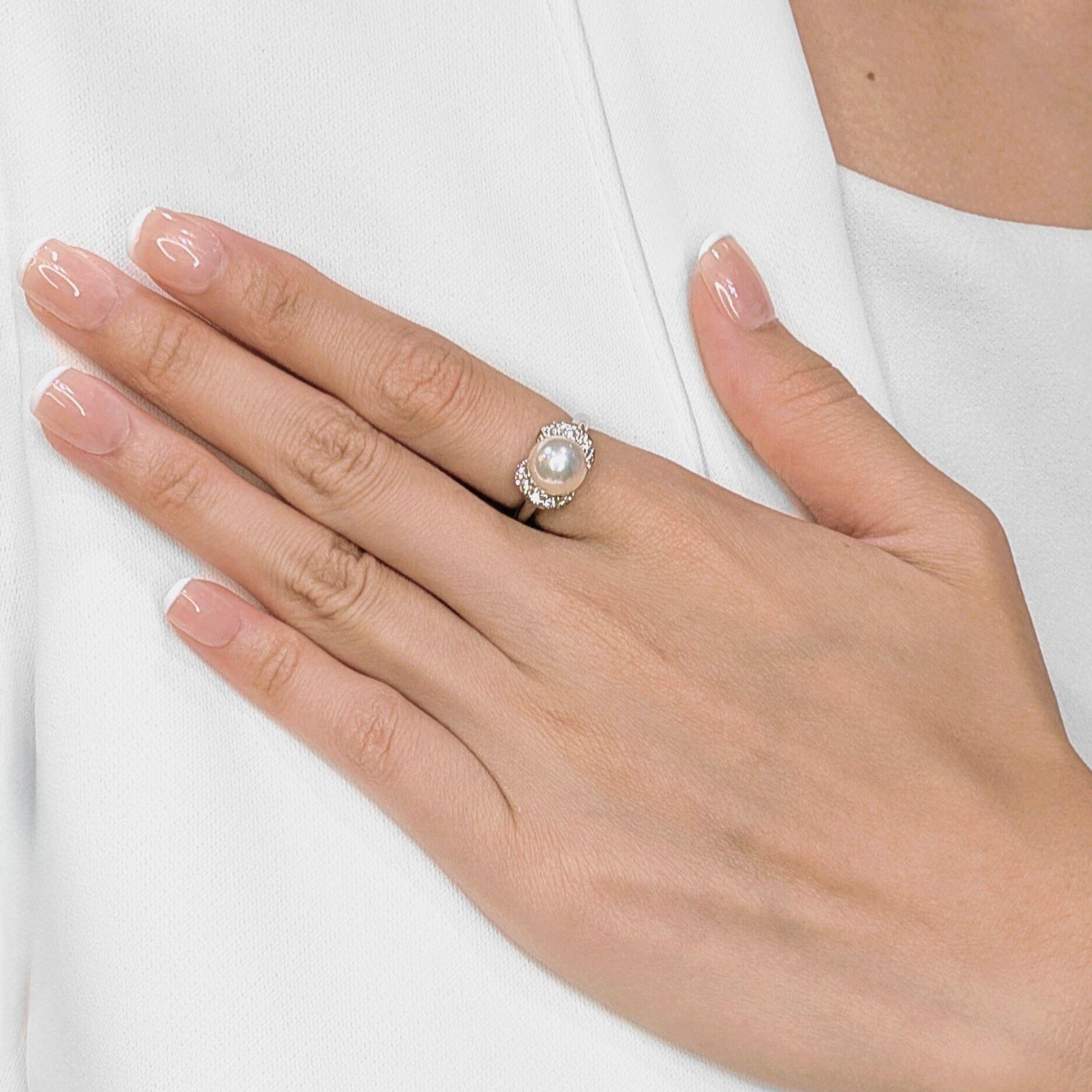 La sofisticación clásica se une a la gracia moderna en este impresionante anillo de platino. En su centro descansa una perla Akoya de 8,89 mm, que brilla con suaves matices blanco-rosados que destilan elegancia atemporal. Alrededor de la perla, 10