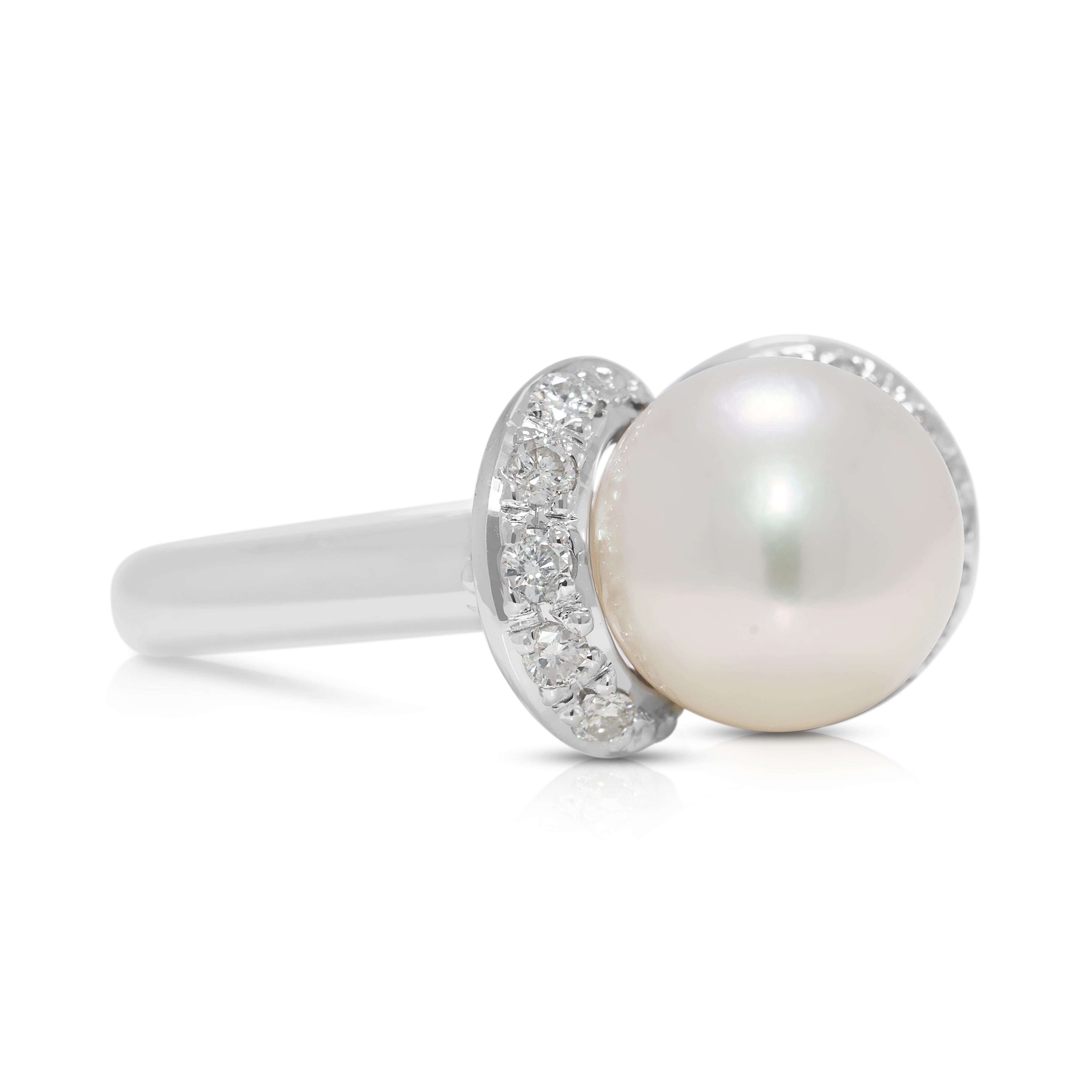 Sofisticado Anillo Halo de Perla Akoya y Diamante Natural de 0,18 ct en Platino Corte redondo en venta
