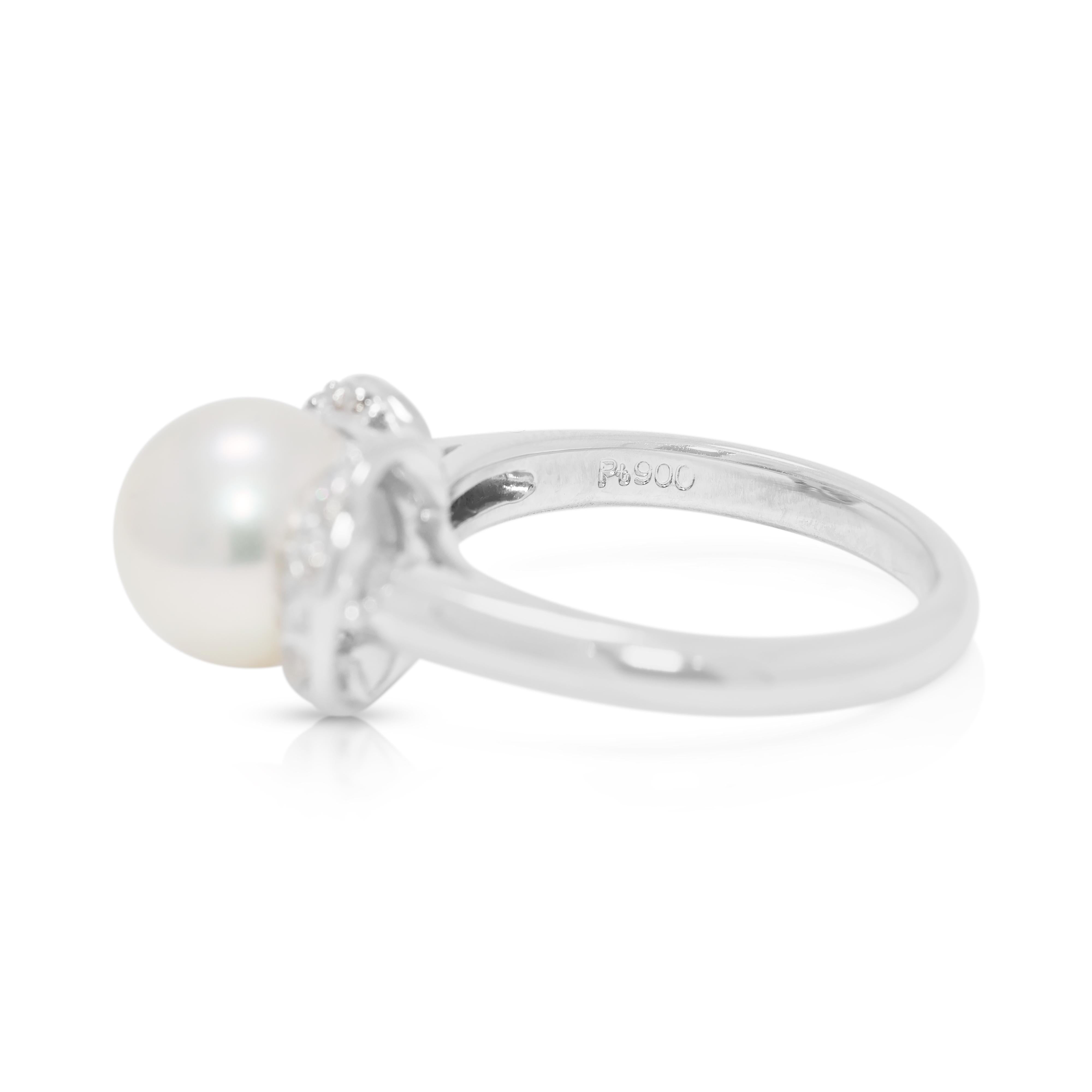 Sofisticado Anillo Halo de Perla Akoya y Diamante Natural de 0,18 ct en Platino en Excelente estado para la venta en רמת גן, IL