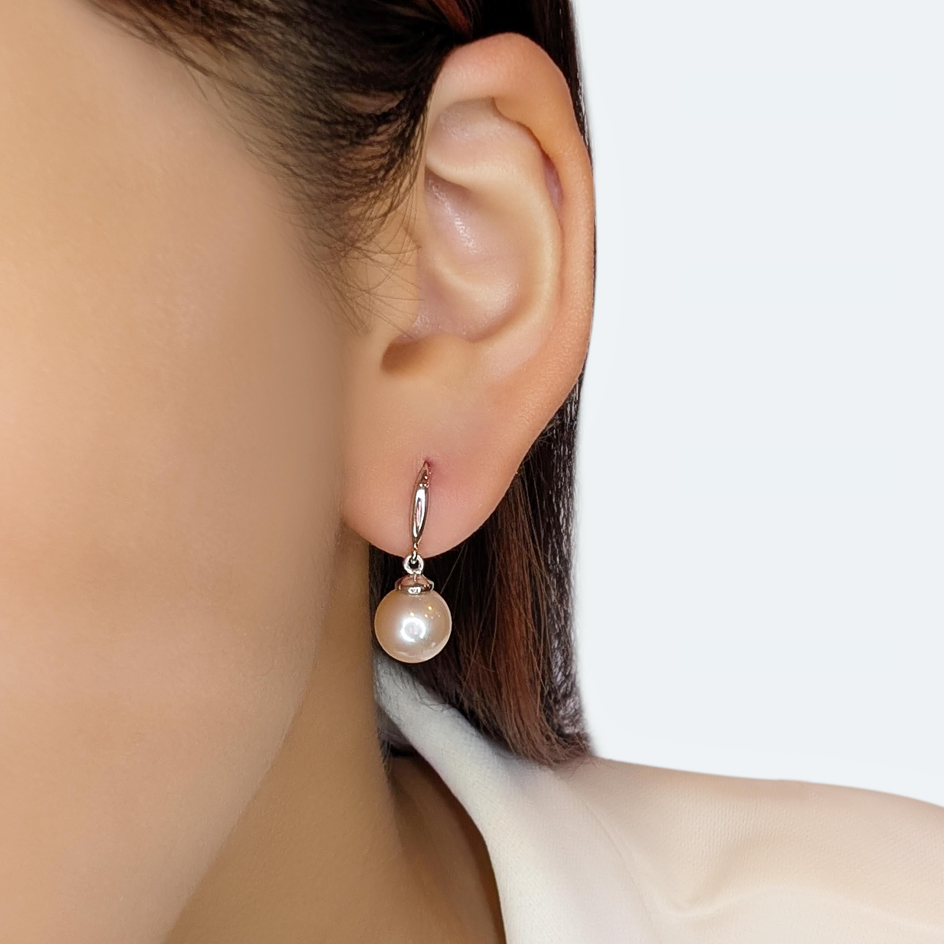 Eleganza senza tempo con questi incantevoli orecchini pendenti, caratterizzati da due squisite perle Akoya, ciascuna con un diametro di 8,8 mm. Queste perle luminose, con la loro delicata tonalità rosa, conferiscono un fascino morbido e romantico al
