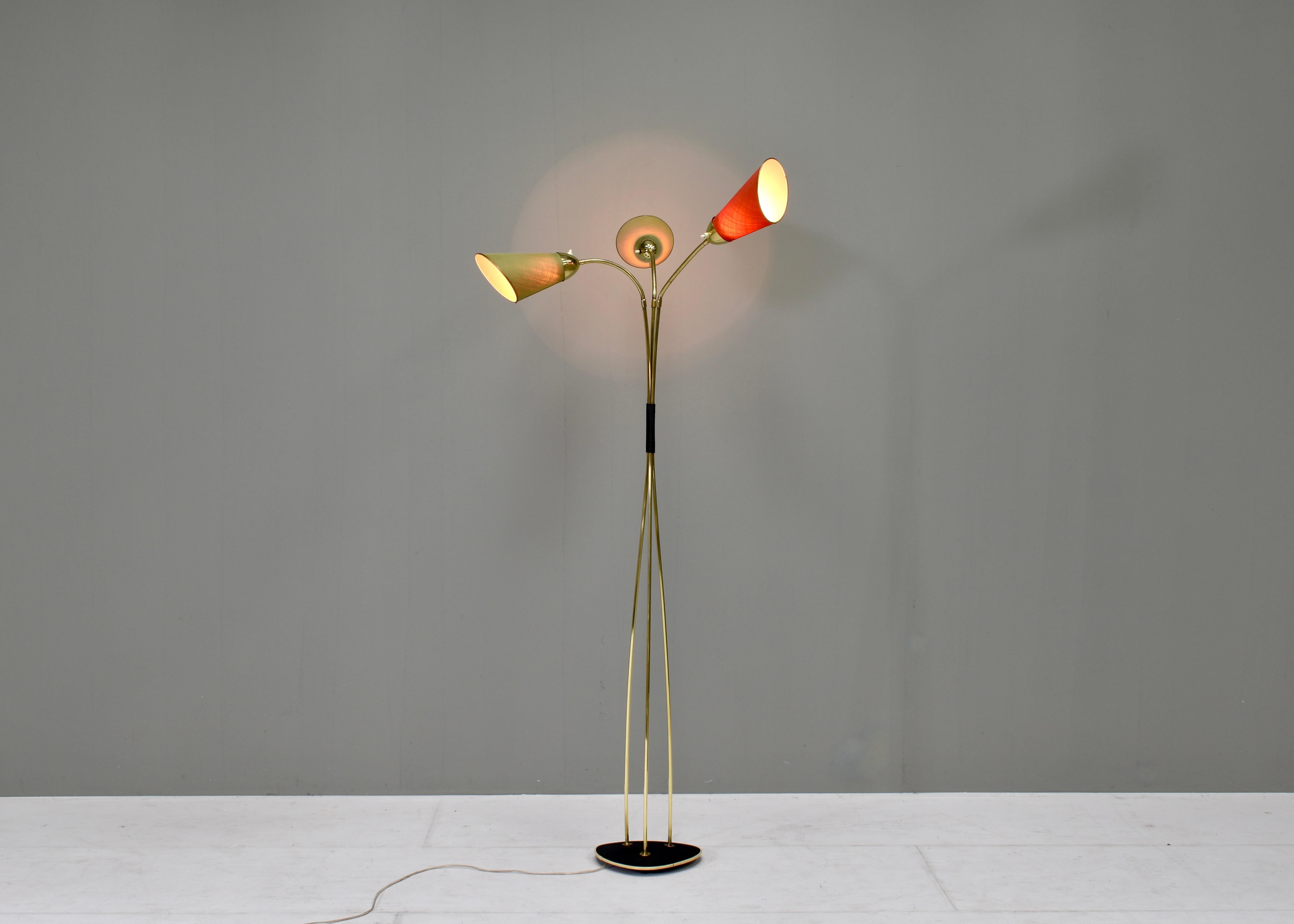 Sophisticated and Elegant Brass Triennale Floor Lamp Italy, circa 1950 In Good Condition For Sale In Pijnacker, Zuid-Holland
