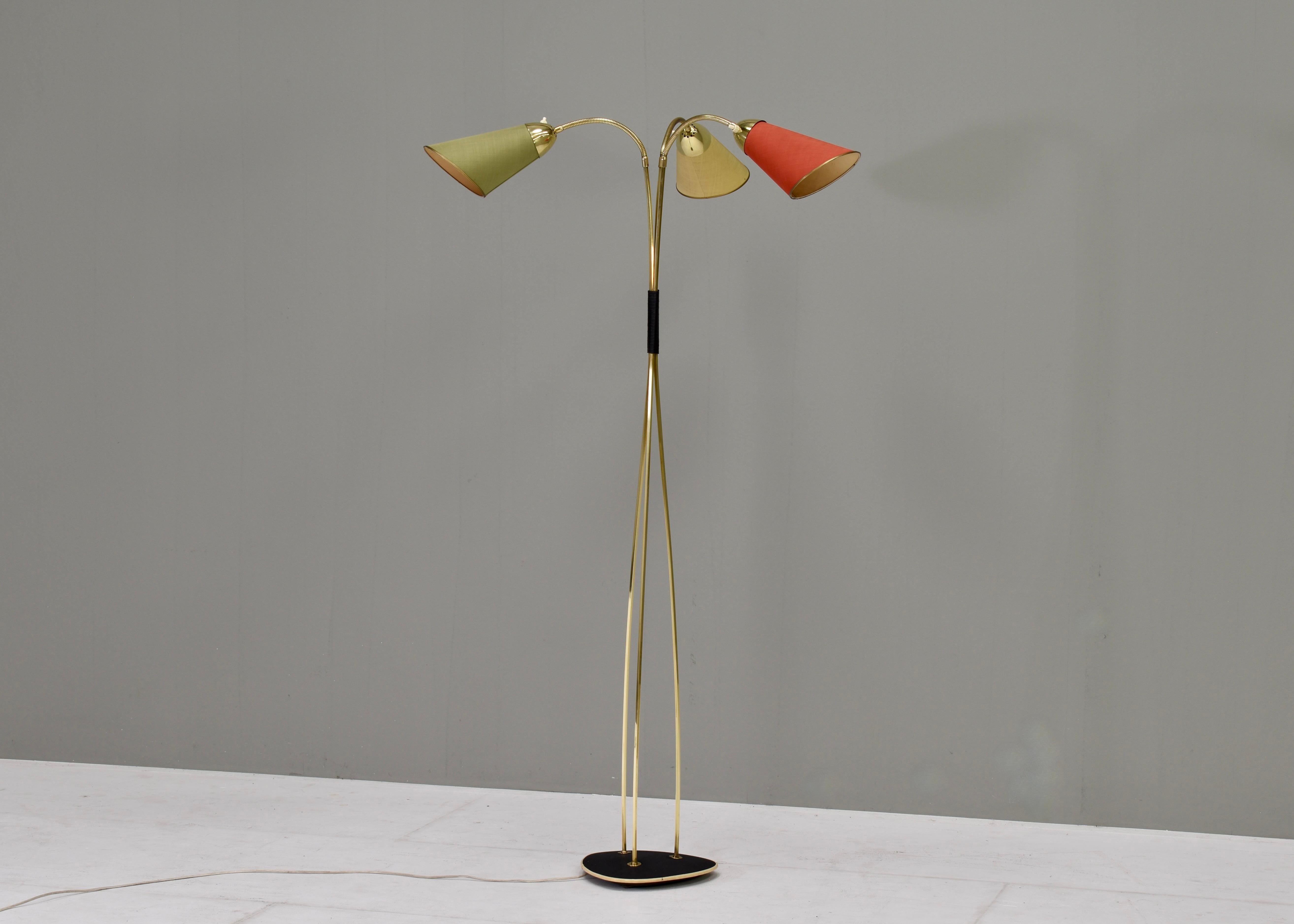 Lampadaire Triennale en laiton, sophistiqué et Elegance Italie, vers 1950 en vente 1