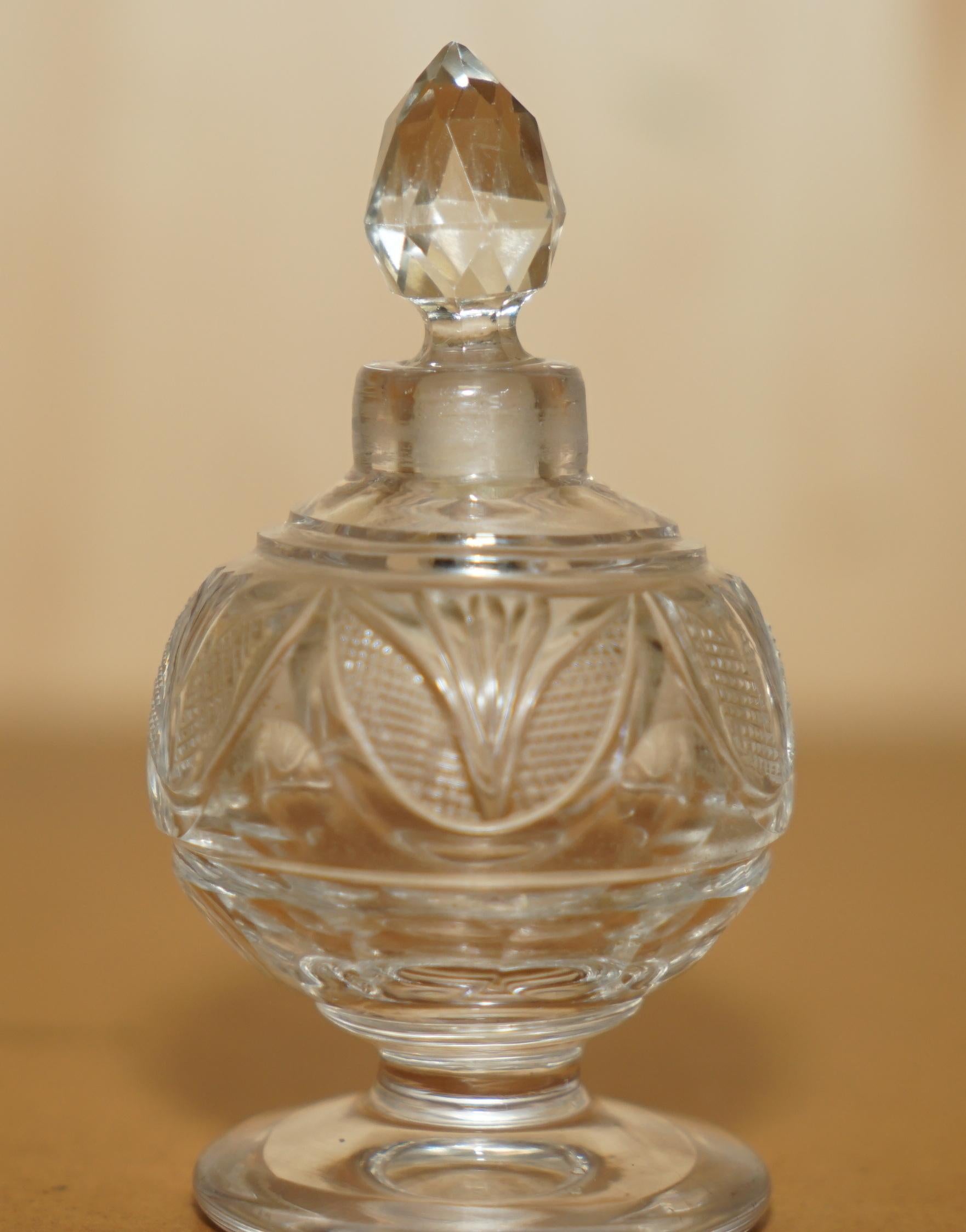 Royal House Antiques

The House Antiques a le plaisir d'offrir à la vente ce sophistiqué flacon de parfum en cristal en verre taillé Art Déco, datant de 1920.

Le corps principal et le bouchon sont en cristal de verre fortement taillé, la bouteille