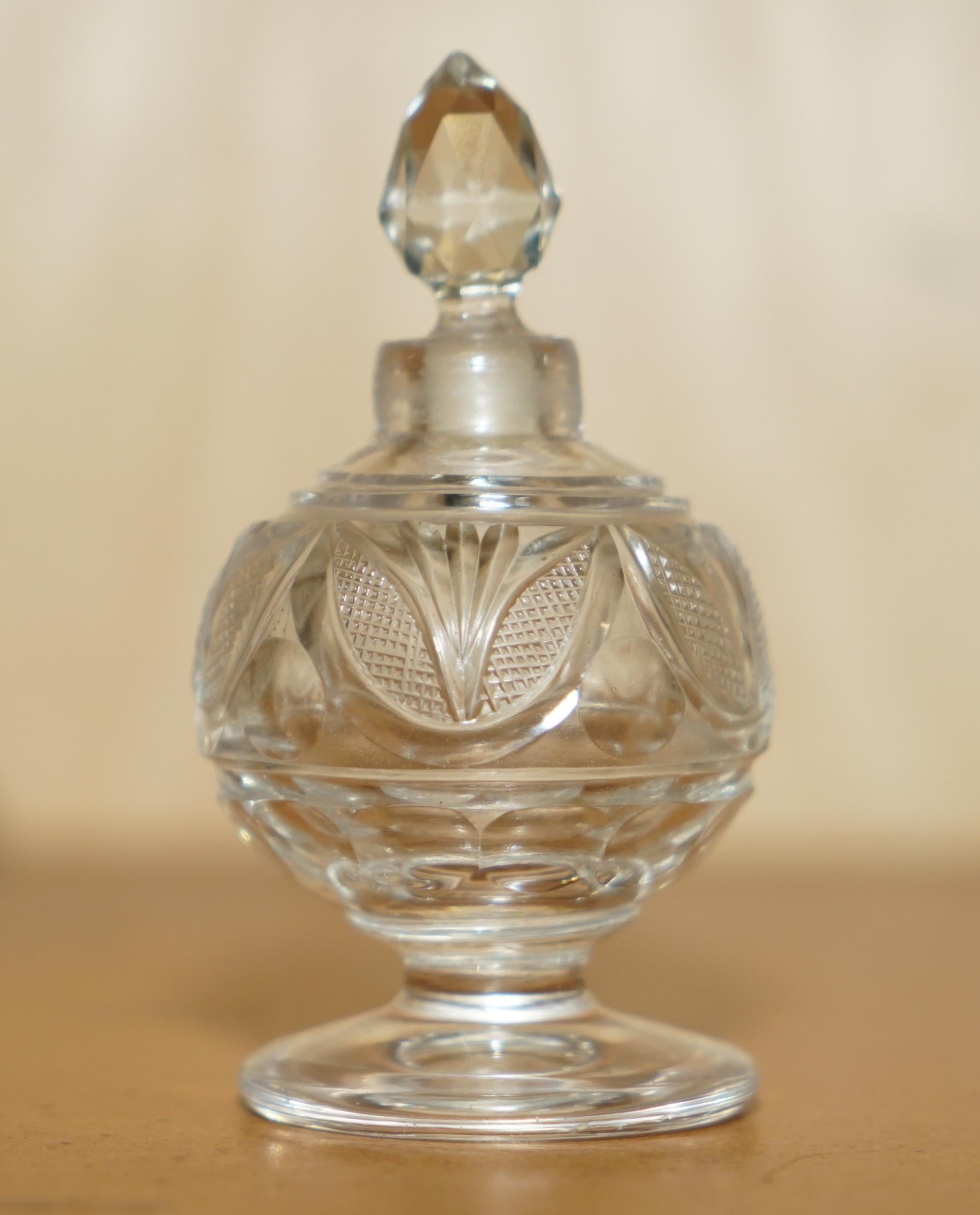 Apogée victorien TABLE DRESSERABLE COLLECTIONNABLE EN GLASS CRYSTAL SOPHISTICATÉ ANTIQUE BOTTLe en vente