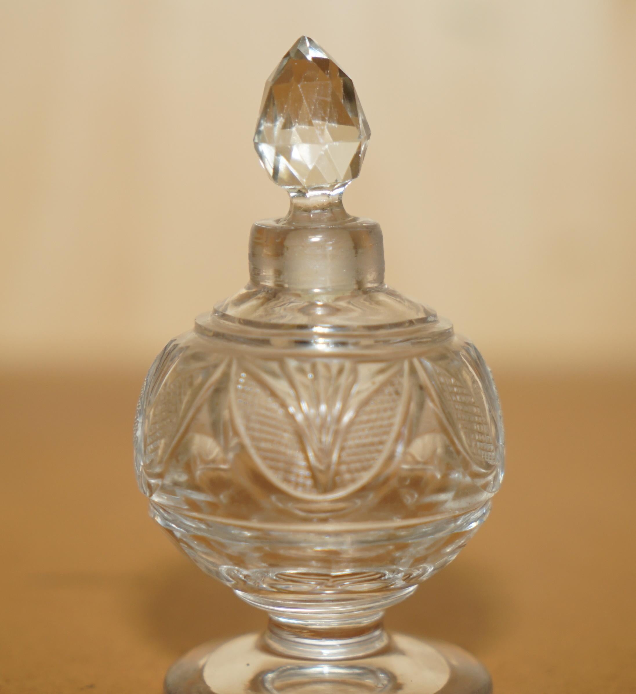 Britannique TABLE DRESSERABLE COLLECTIONNABLE EN GLASS CRYSTAL SOPHISTICATÉ ANTIQUE BOTTLe en vente