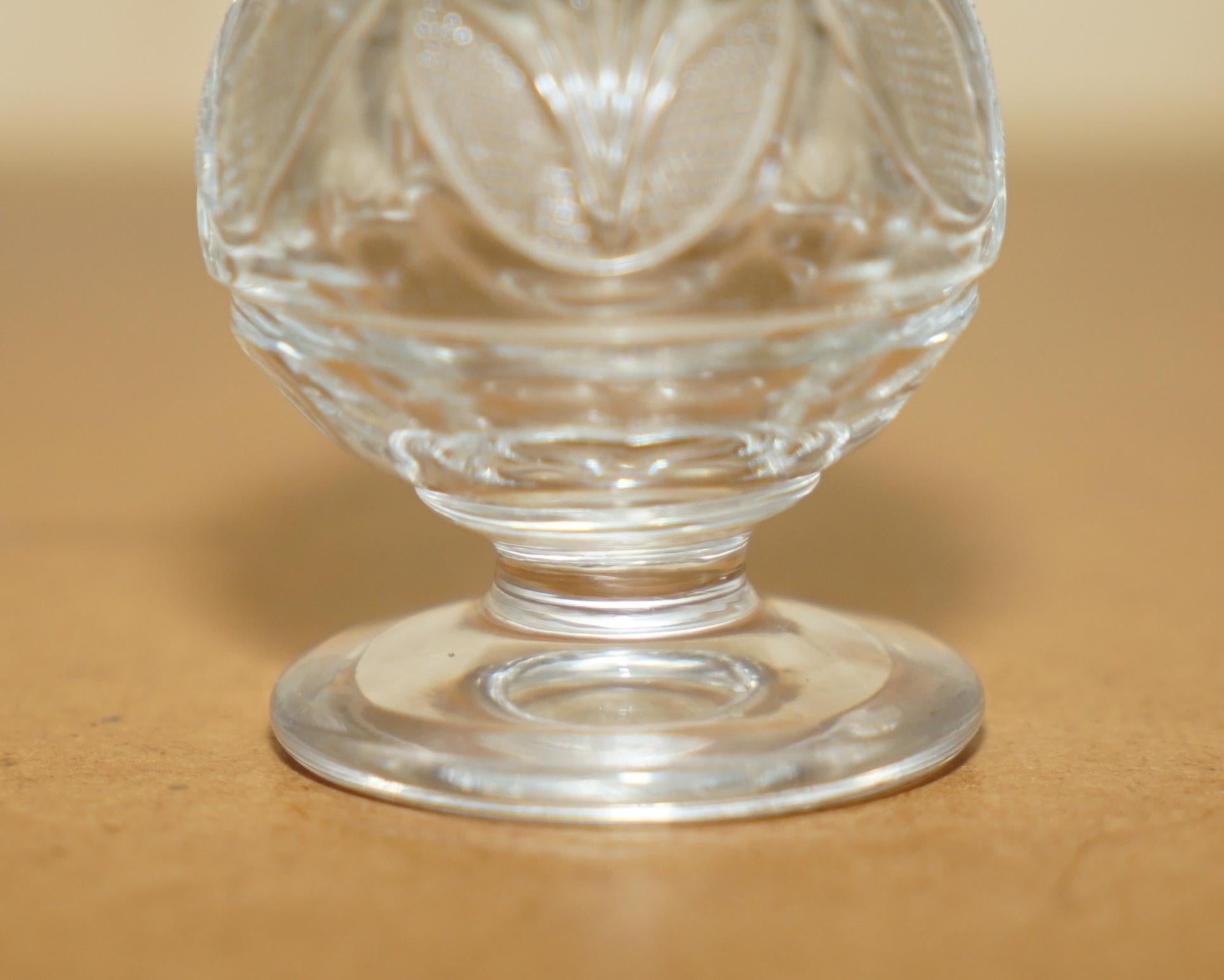 Fait main TABLE DRESSERABLE COLLECTIONNABLE EN GLASS CRYSTAL SOPHISTICATÉ ANTIQUE BOTTLe en vente