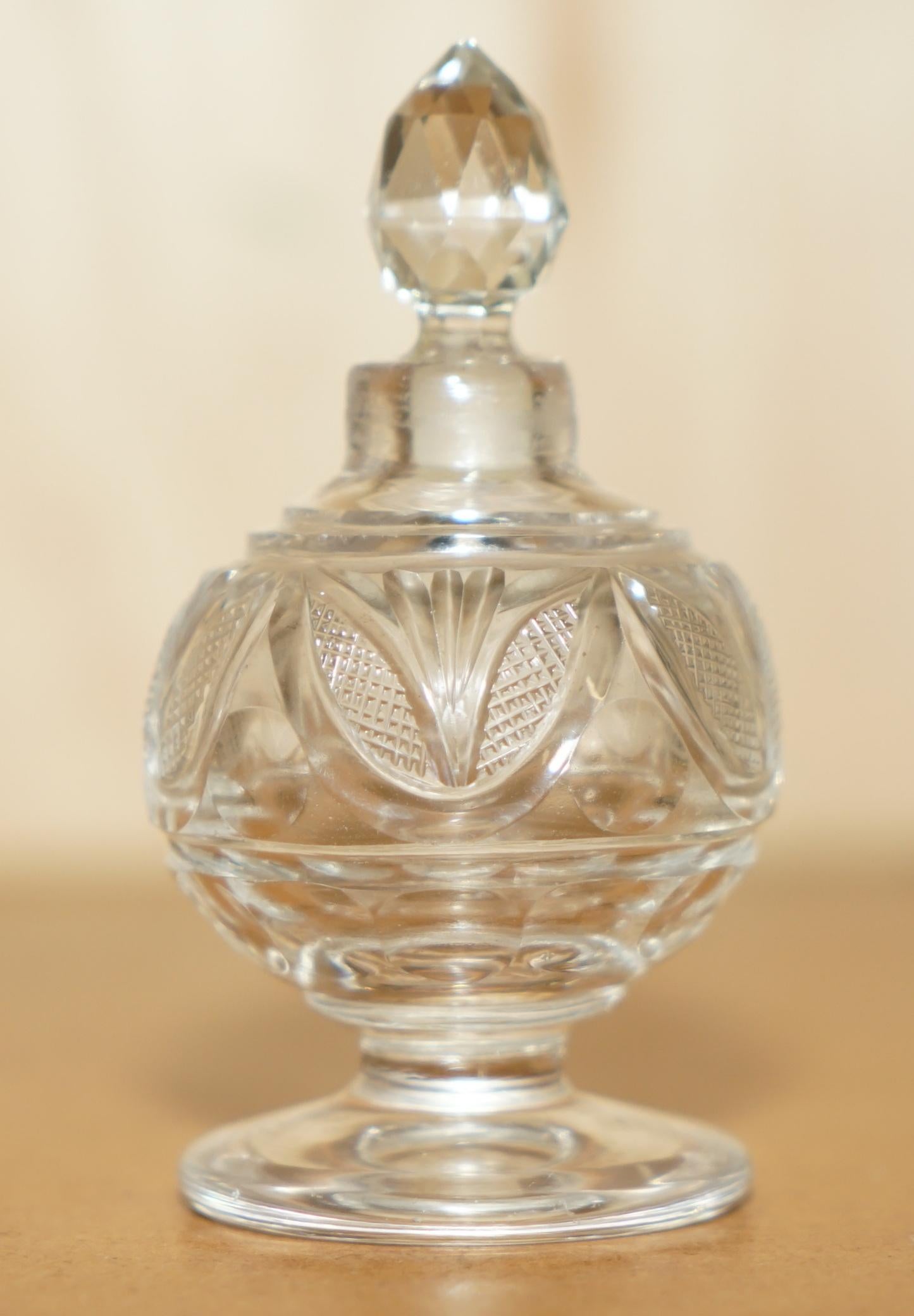TABLE DRESSERABLE COLLECTIONNABLE EN GLASS CRYSTAL SOPHISTICATÉ ANTIQUE BOTTLe État moyen - En vente à West Sussex, Pulborough