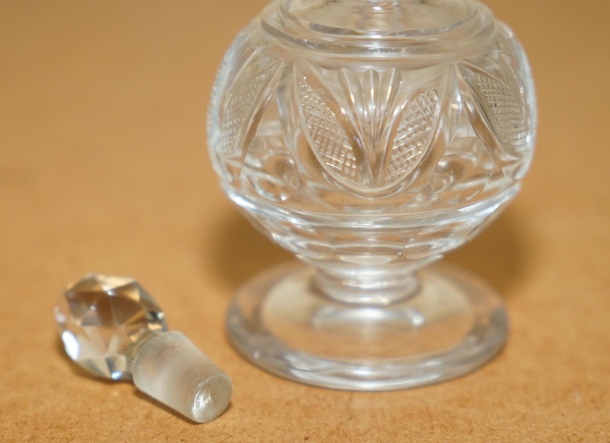 Début du 20ème siècle TABLE DRESSERABLE COLLECTIONNABLE EN GLASS CRYSTAL SOPHISTICATÉ ANTIQUE BOTTLe en vente