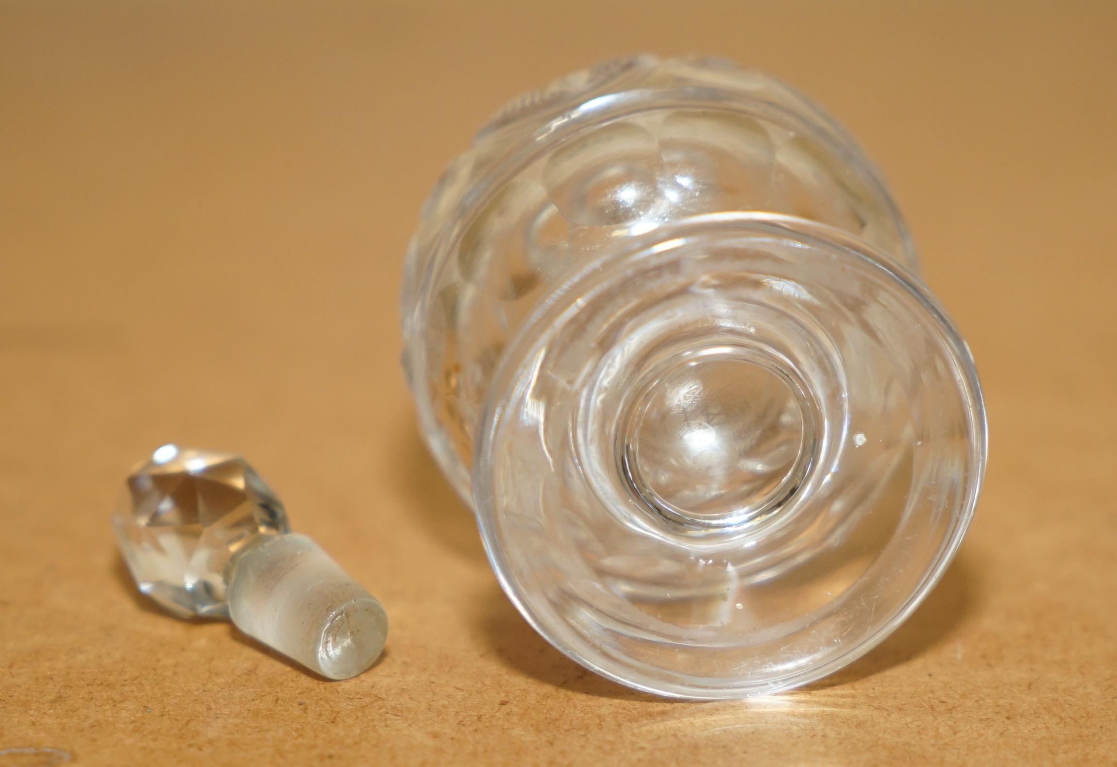TABLE DRESSERABLE COLLECTIONNABLE EN GLASS CRYSTAL SOPHISTICATÉ ANTIQUE BOTTLe en vente 1