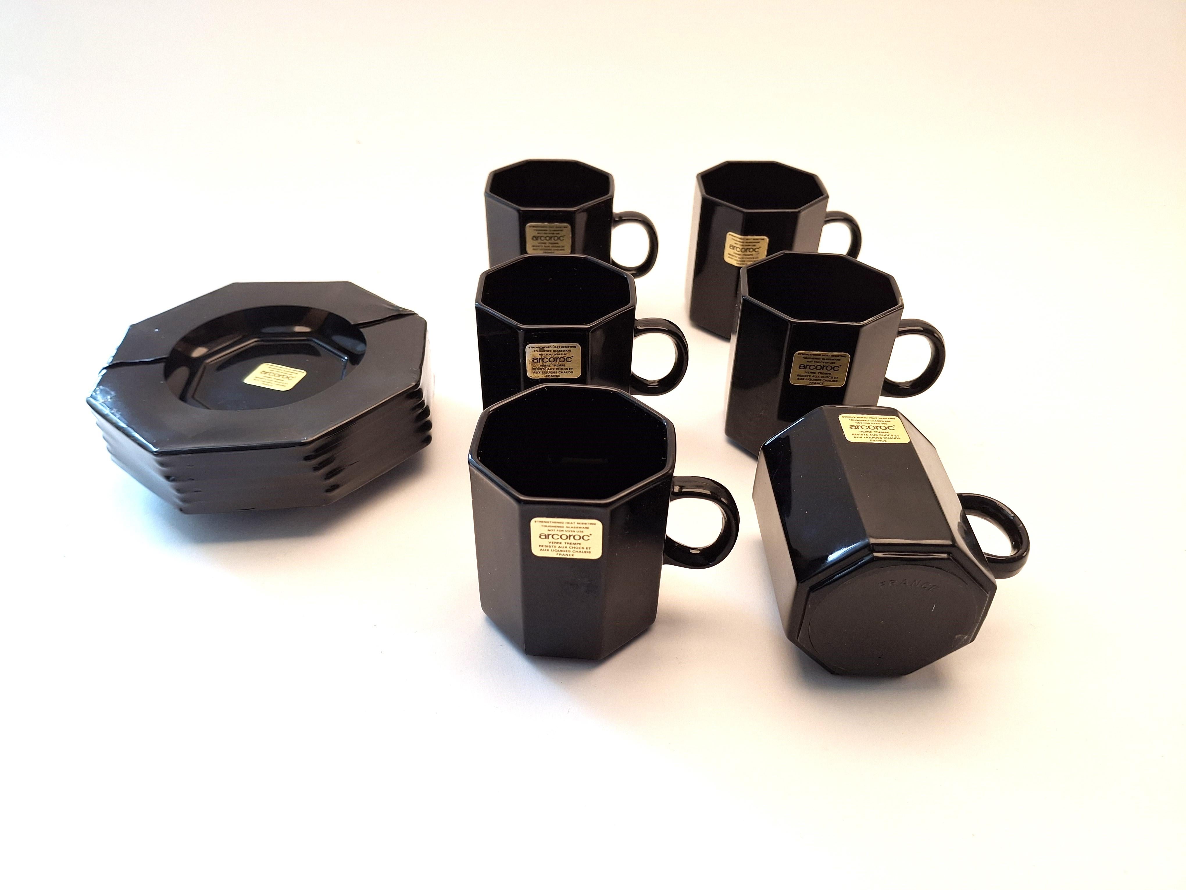 Sofisticato set da caffè nero - 6 tazze e piattini (anni '70)

Questo elegante set da caffè è composto da sei tazze e piattini neri, ognuno dei quali ha una forma ottagonale che rispecchia il design moderno di metà secolo. Le linee pulite e