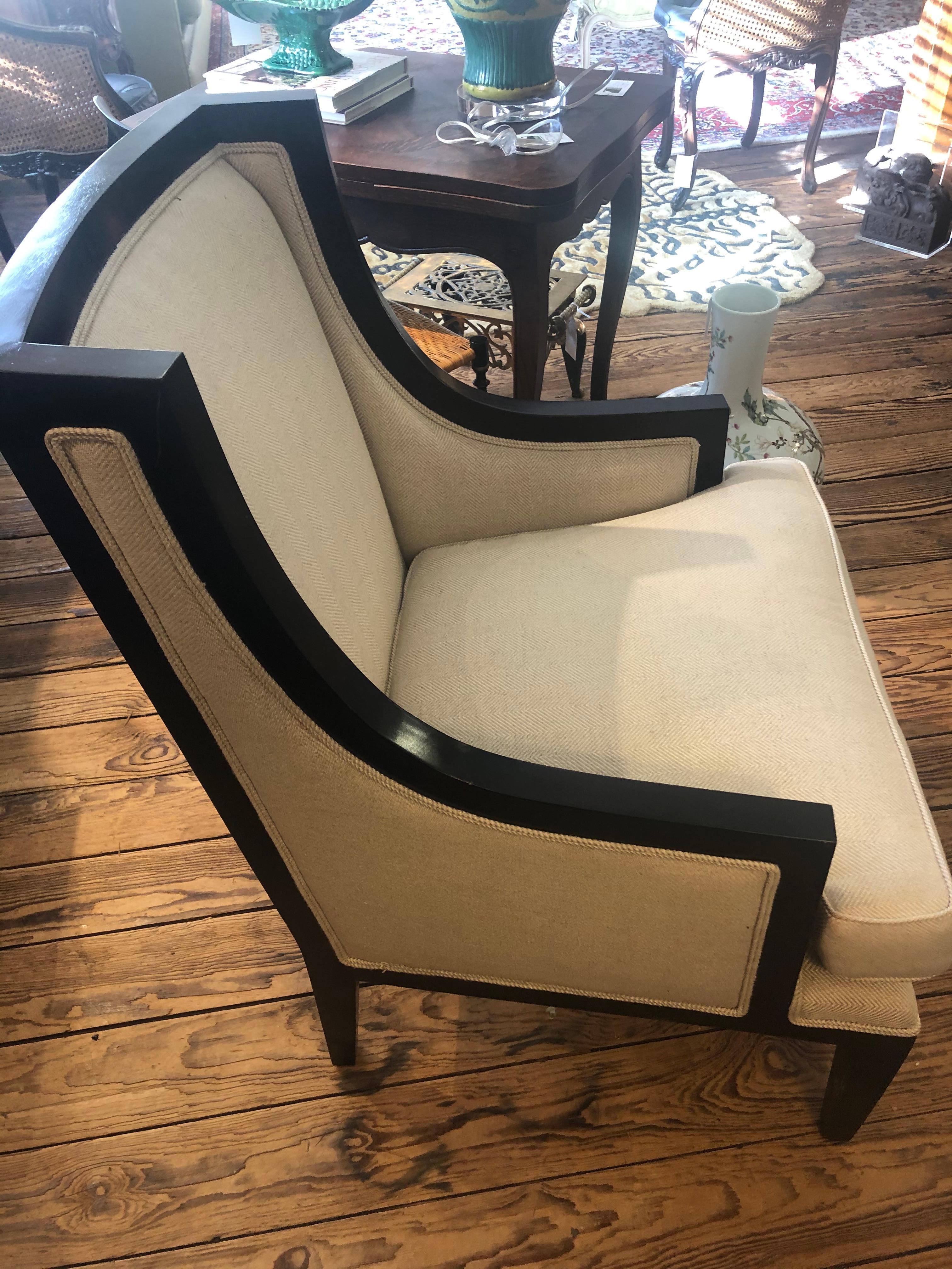 Superbe fauteuil club confortable avec une structure en laque noire et une belle tapisserie à chevrons de couleur crème neutre.

  