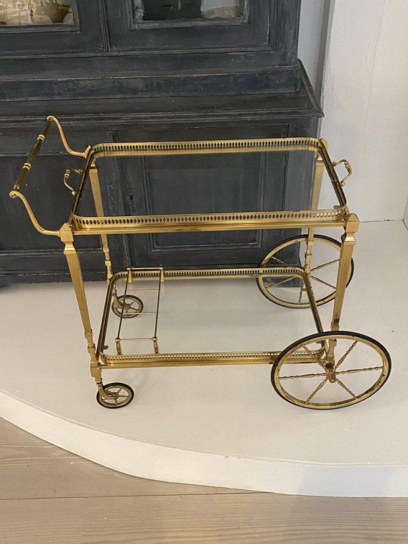 Handsome mid century French bar cart / serving trolley, in quality brass with large wheels, bottle holder and original glass plates.

Practical and stylish removable tray.


Measures: H 85 x L 50 x D 45 cm