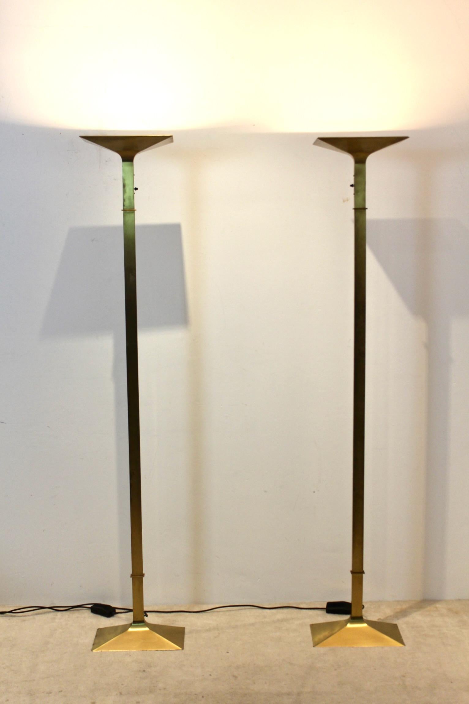Raffinierte italienische Deckenfluter-Stehlampe aus Messing, zweier-Set, auf Lager im Angebot 4