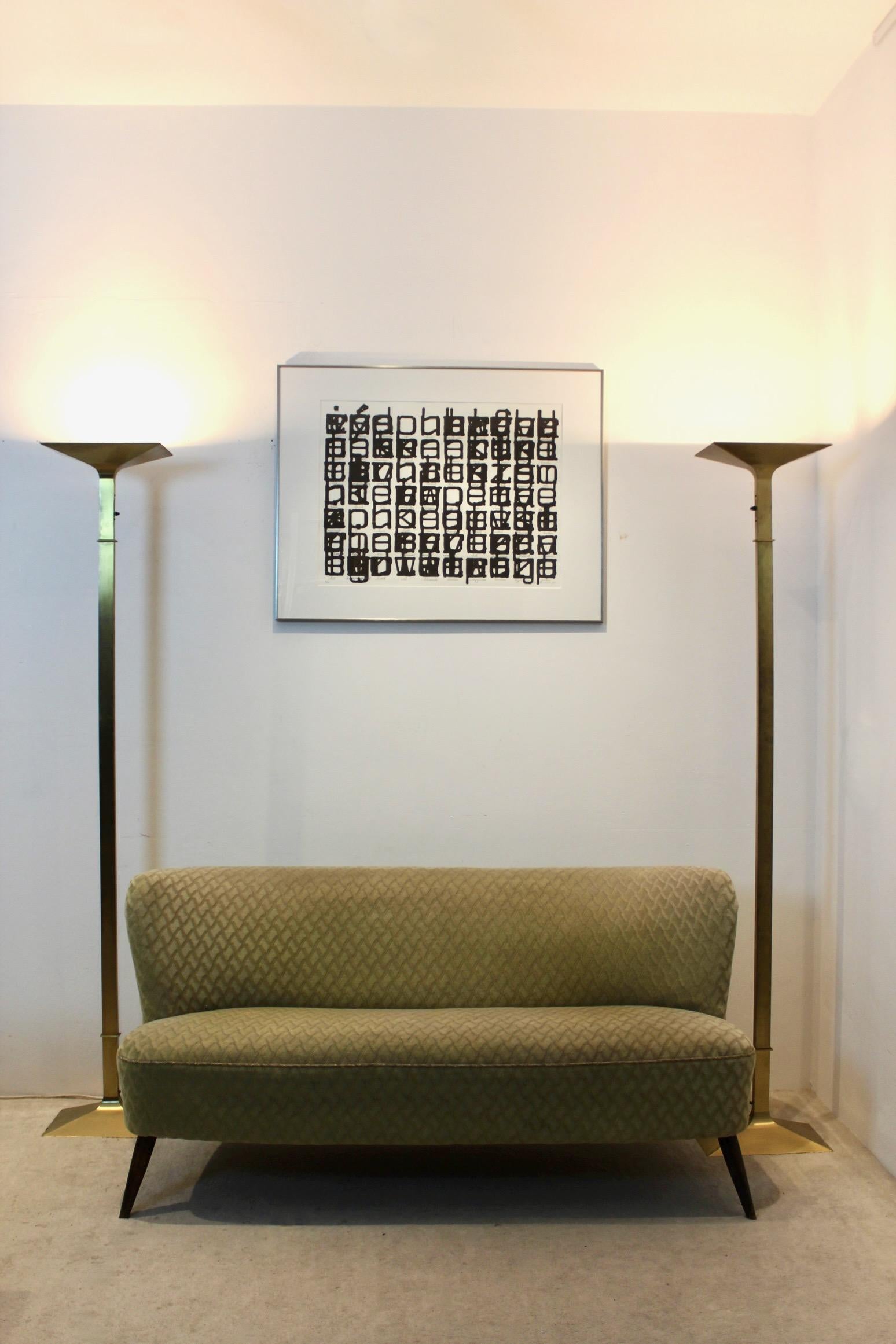 Preciosa lámpara de pie italiana con un diseño icónico de los años 60 que aún conserva una personalidad moderna. Un tallo largo y estrecho se abre en picado hacia arriba para atrapar una concha volcada que oculta la fuente de luz. La base maciza