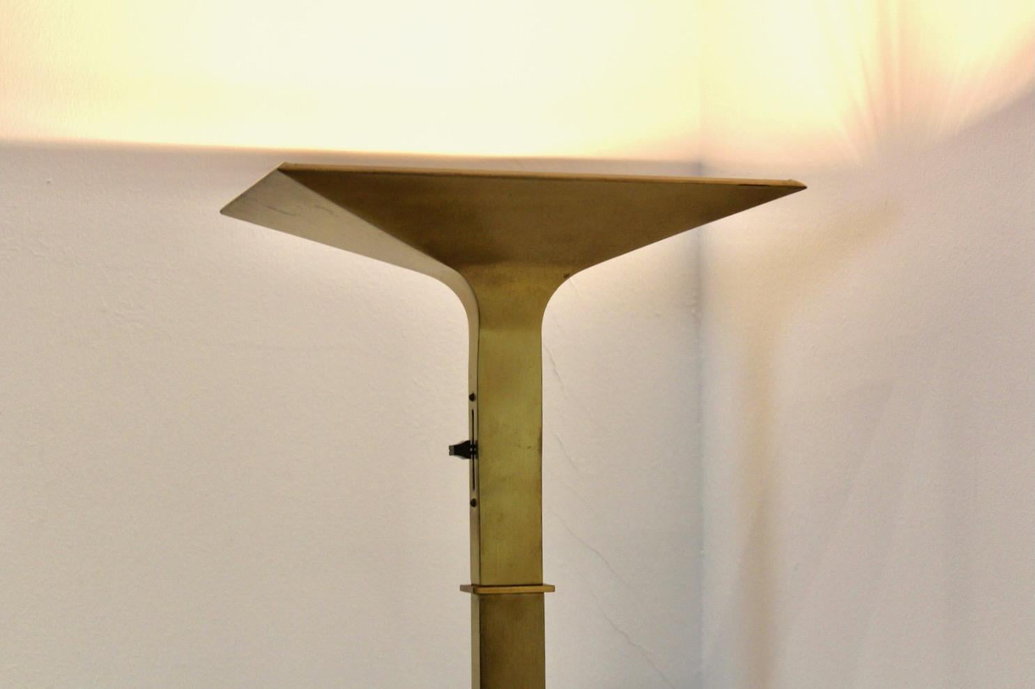 Sophisticated Brass Italian Uplighter Floor Lamp, stock of two In Good Condition For Sale In Voorburg, NL