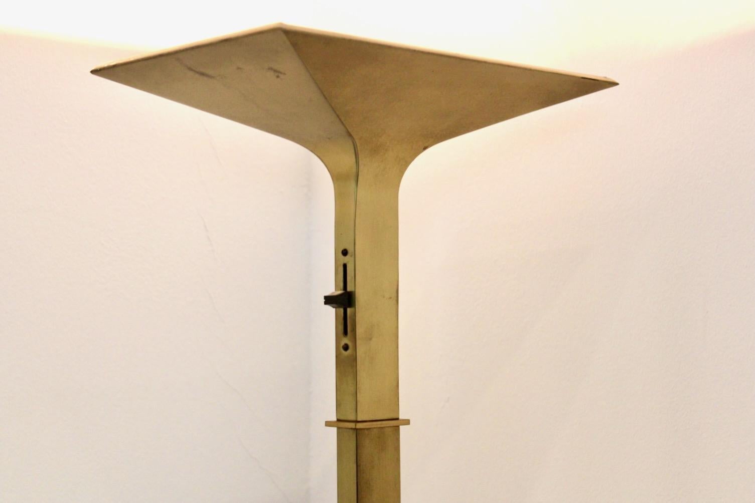 Raffinierte italienische Deckenfluter-Stehlampe aus Messing, zweier-Set, auf Lager (20. Jahrhundert) im Angebot