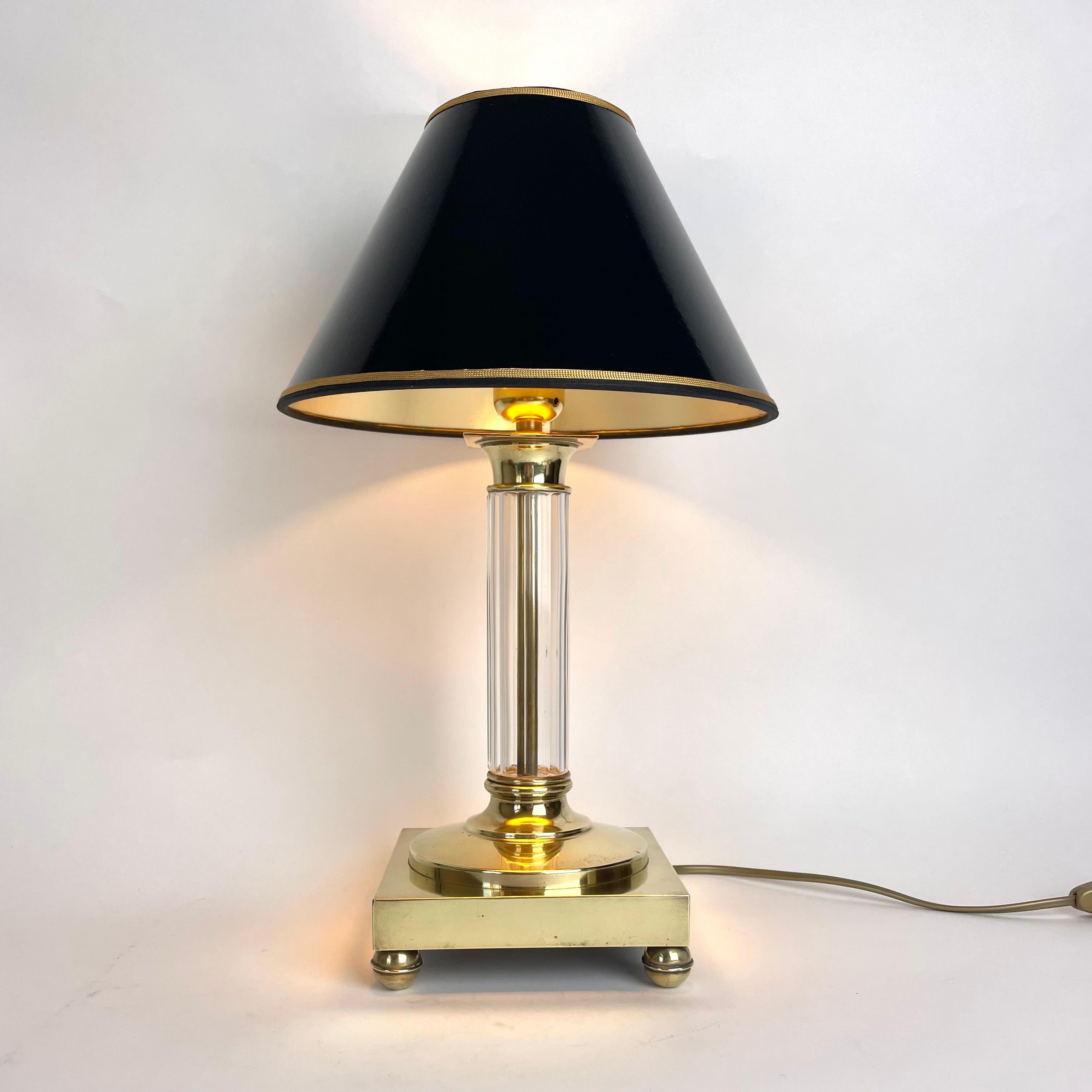 Sofisticata lampada da tavolo in ottone con colonna classica in cristallo realizzata alla fine del XIX secolo. Originariamente era una lampada a cherosene convertita in lampada da tavolo all'inizio del XX secolo.

Elettricità appena ricablata 

Il