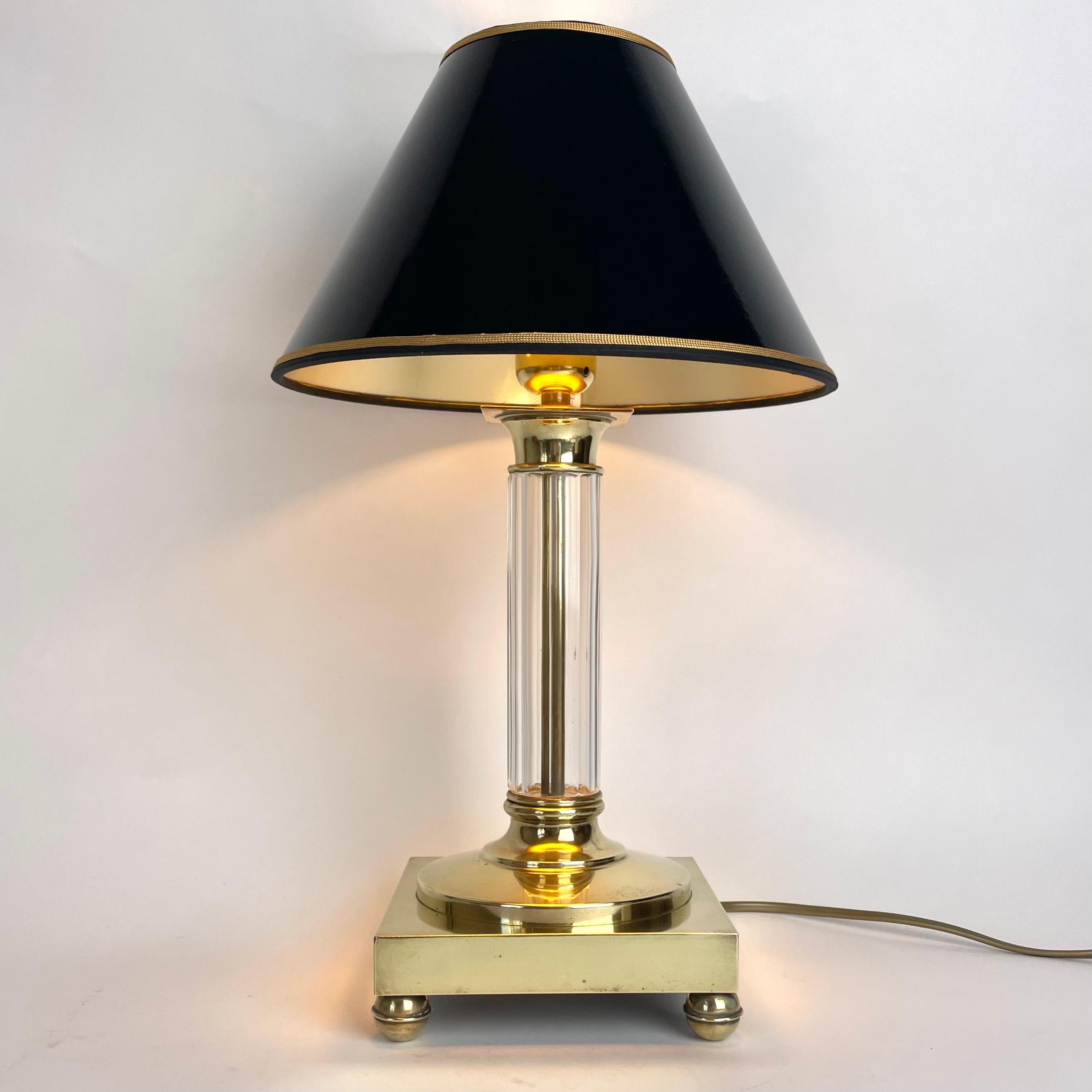 Europeo Sofisticata lampada da tavolo in ottone con colonna classica in cristallo, fine XIX secolo