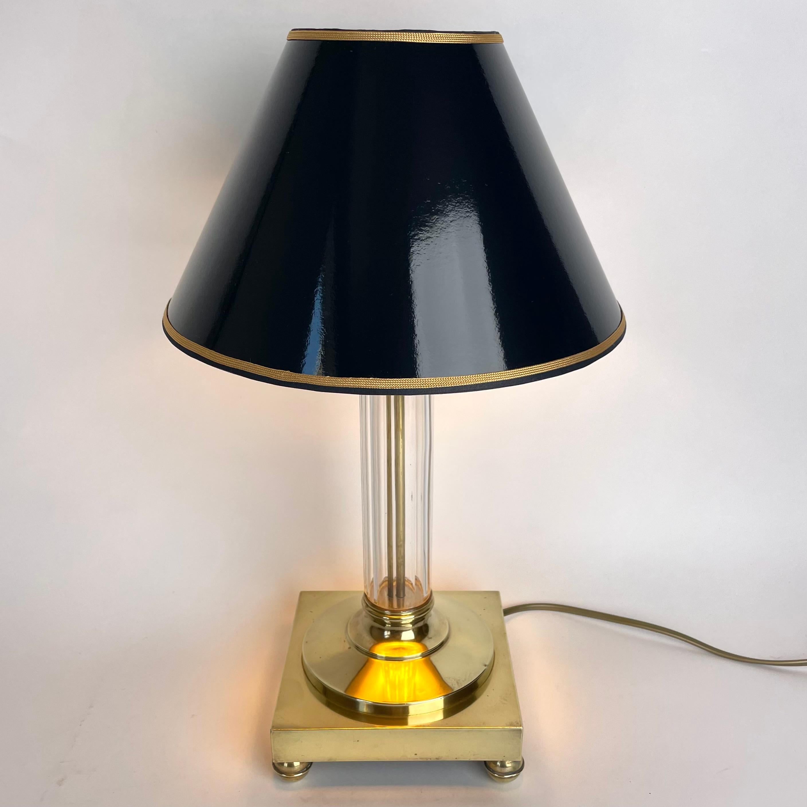 Sofisticata lampada da tavolo in ottone con colonna classica in cristallo, fine XIX secolo In condizioni buone a Knivsta, SE