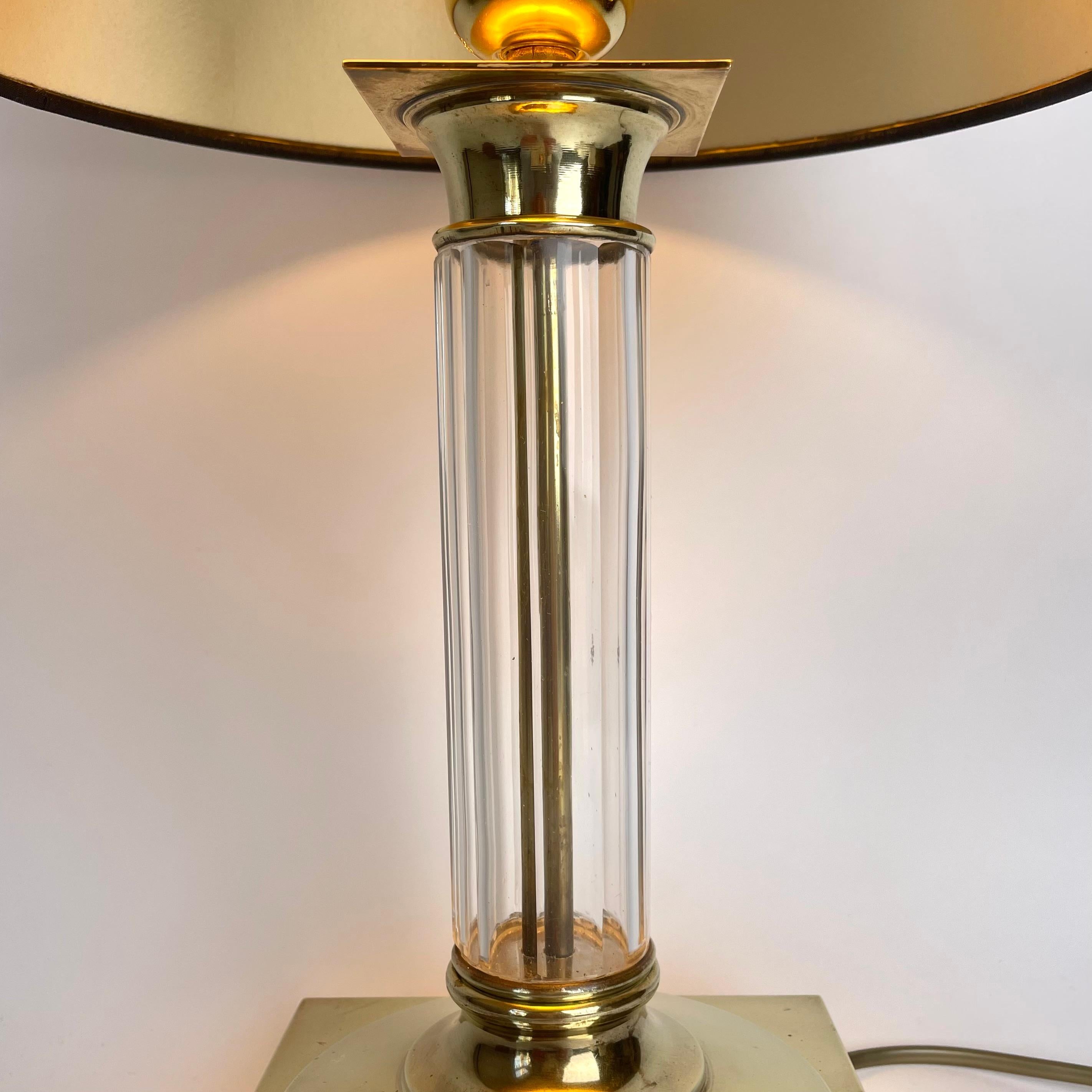Sofisticata lampada da tavolo in ottone con colonna classica in cristallo, fine XIX secolo 1