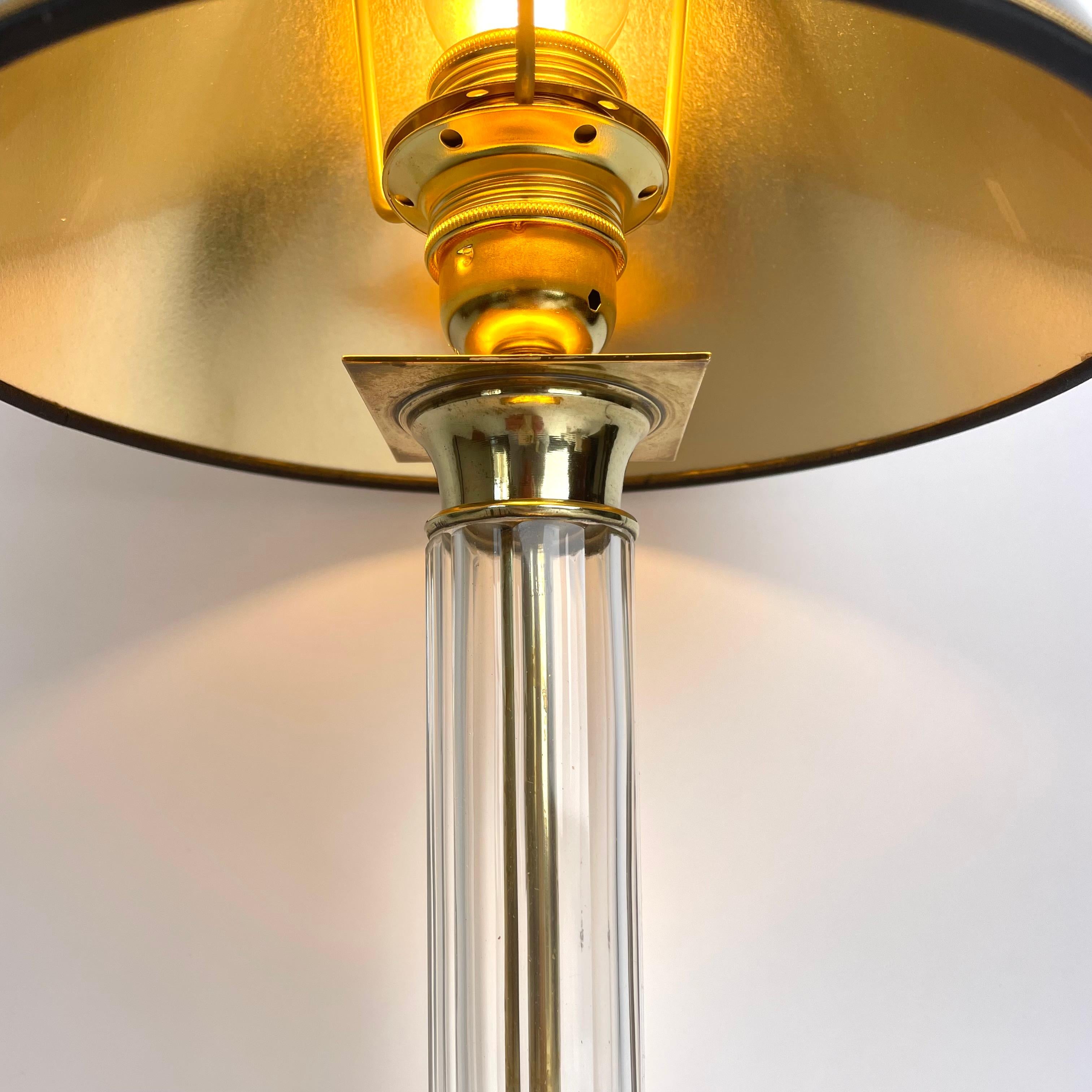 Sofisticata lampada da tavolo in ottone con colonna classica in cristallo, fine XIX secolo 2