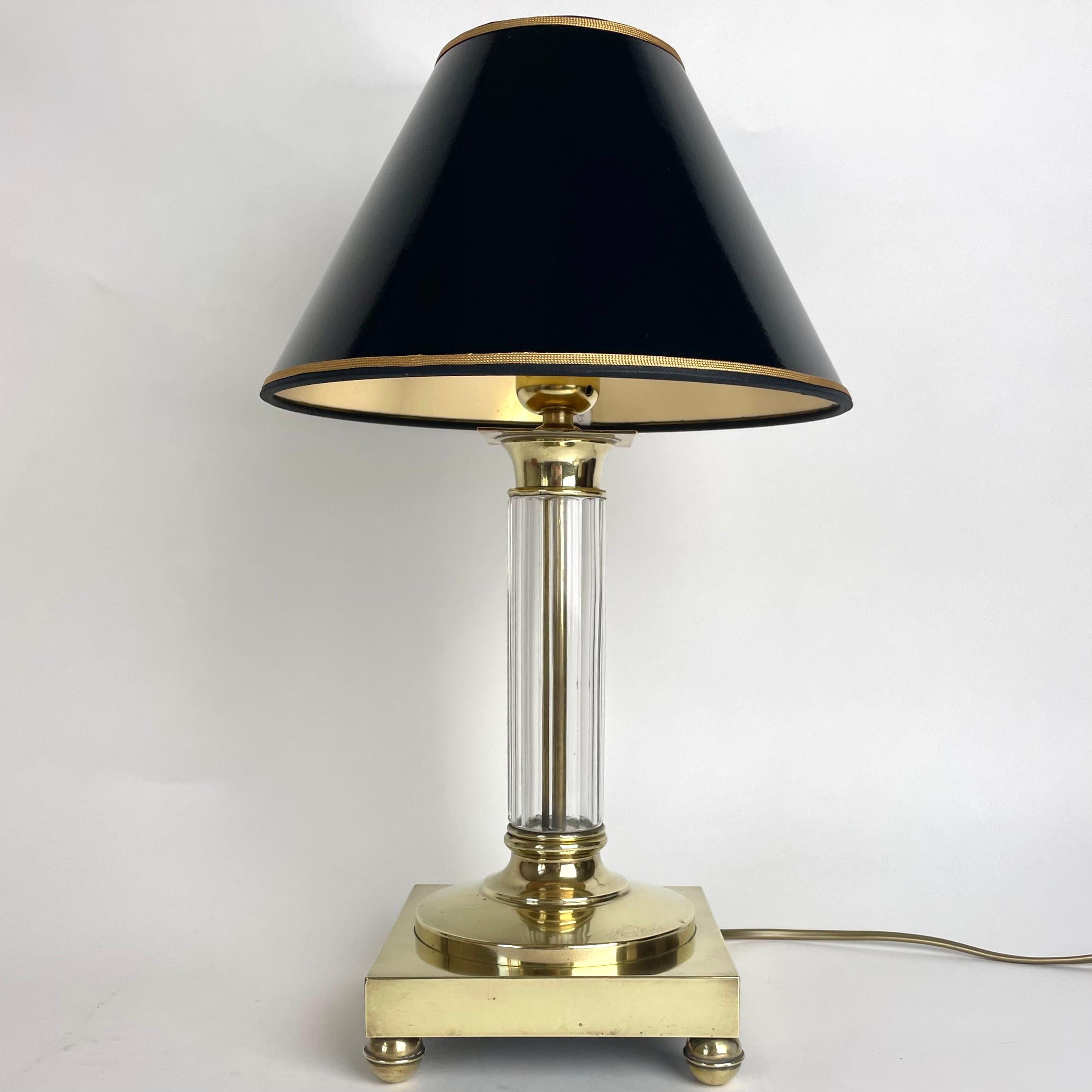 Sofisticata lampada da tavolo in ottone con colonna classica in cristallo, fine XIX secolo 4