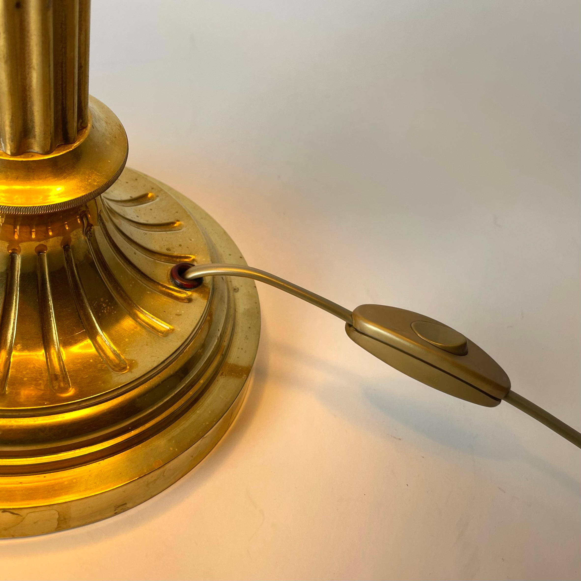 Sophisticated Brass Table Lamp with Classic column, late 19th Century For Sale 5