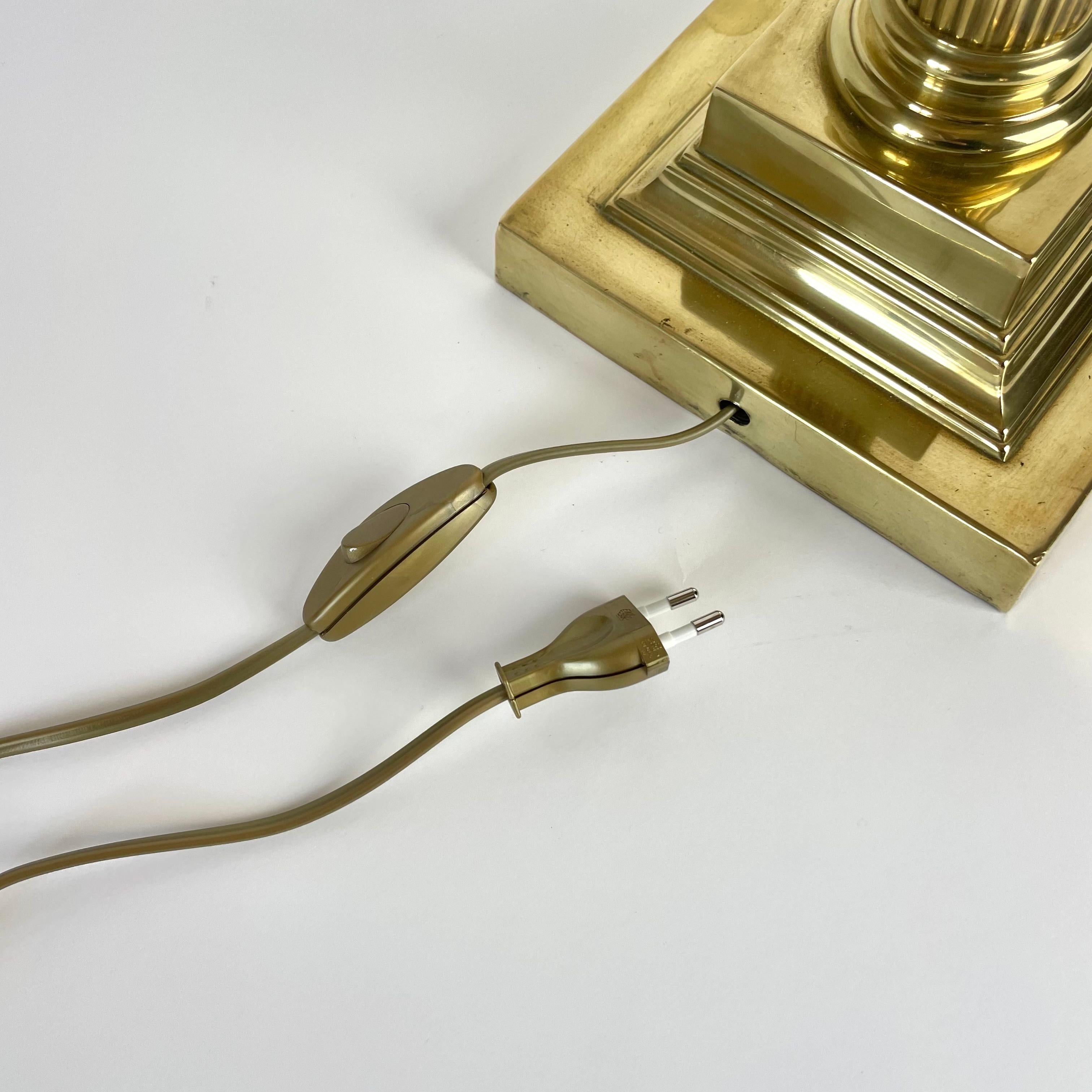 Sophisticated Brass Table Lamp with Classic column, late 19th Century For Sale 7