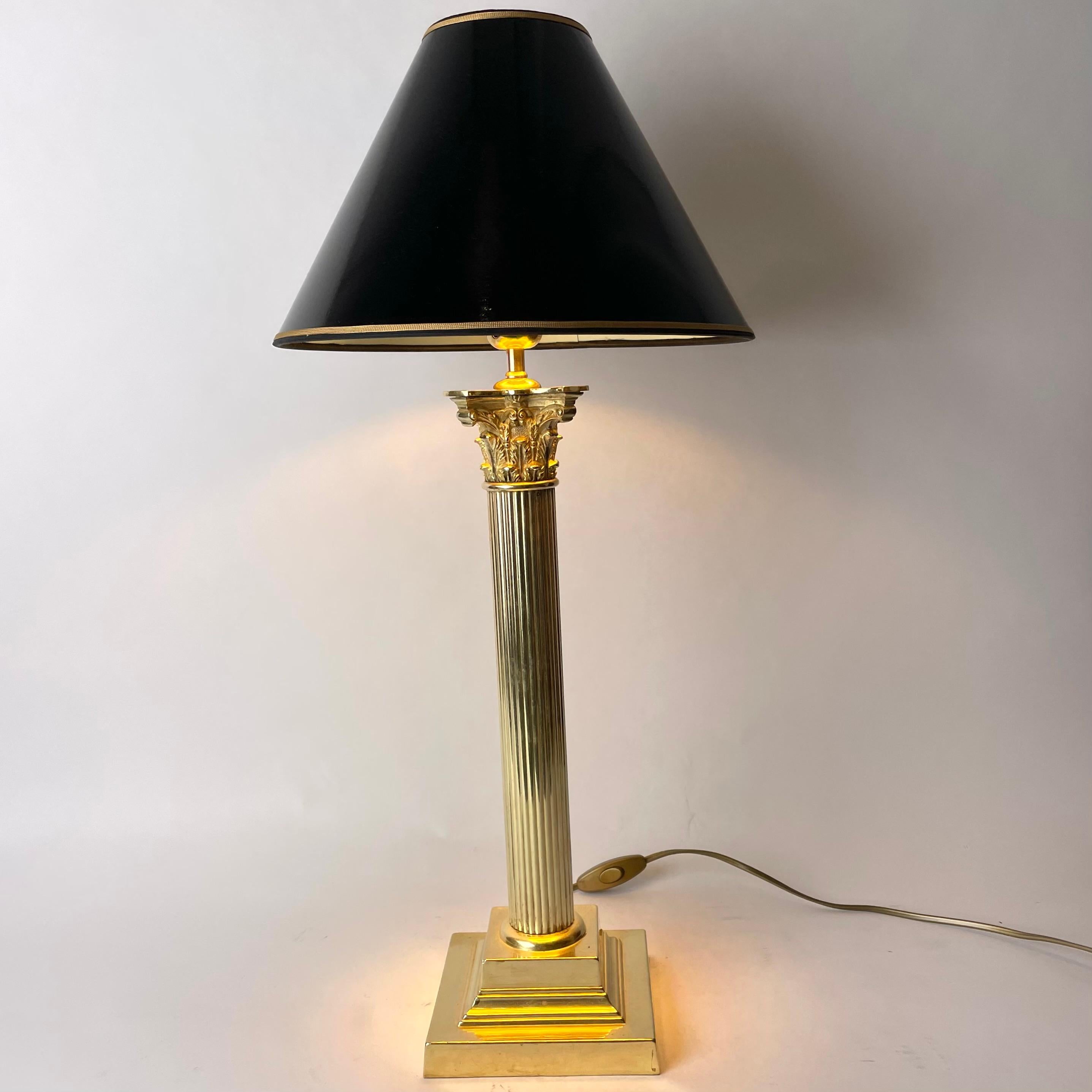 Raffinierte Tischlampe aus Messing mit klassischer Säule aus dem späten 19. Jahrhundert. Ursprünglich eine Petroleumlampe, die Anfang des 20. Jahrhunderts in eine Tischlampe umgewandelt wurde.

Neu verkabelte Elektrizität 

Der Lampenschirm in