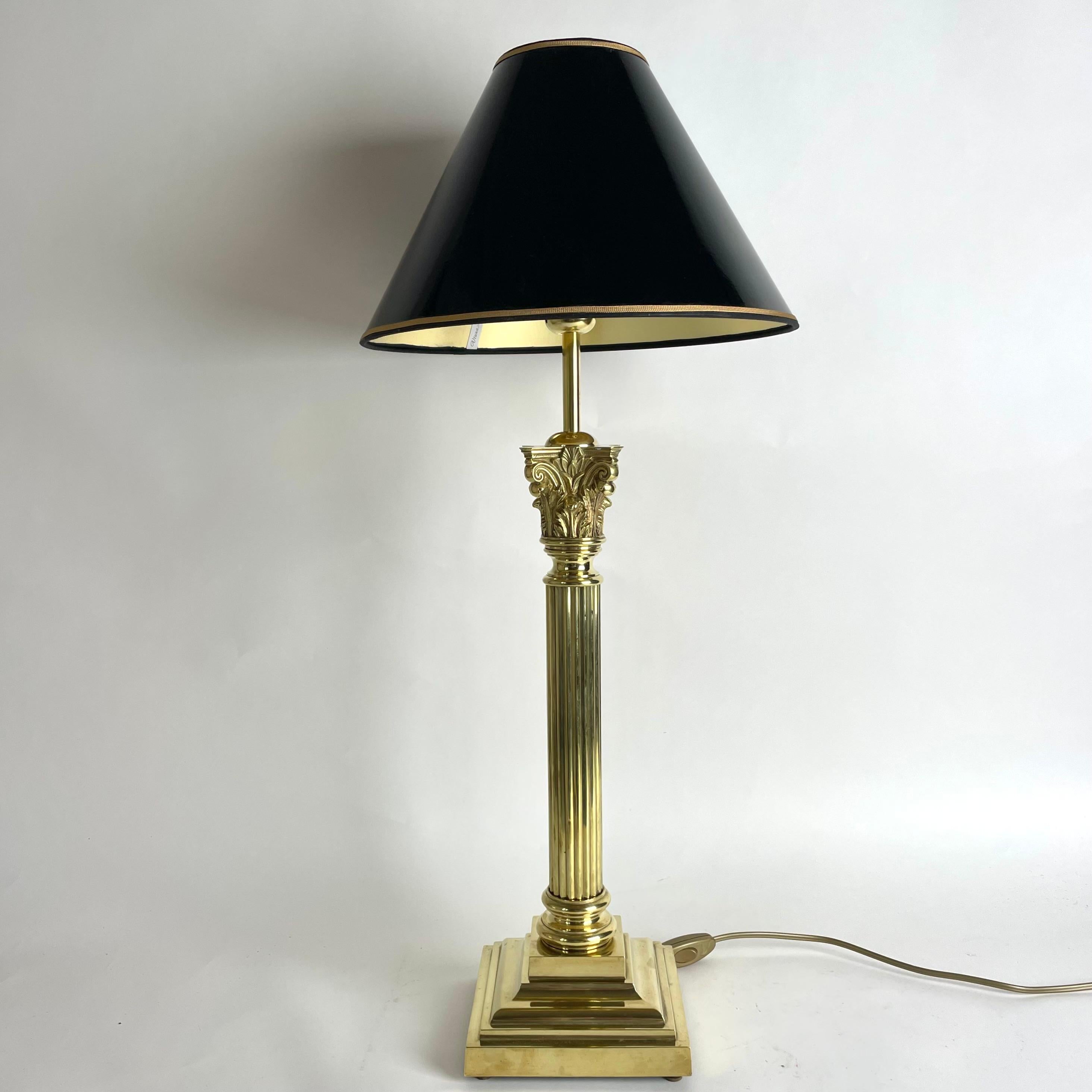 Sophisticated Brass Table Lamp with Classic column, late 19th Century In Good Condition For Sale In Knivsta, SE