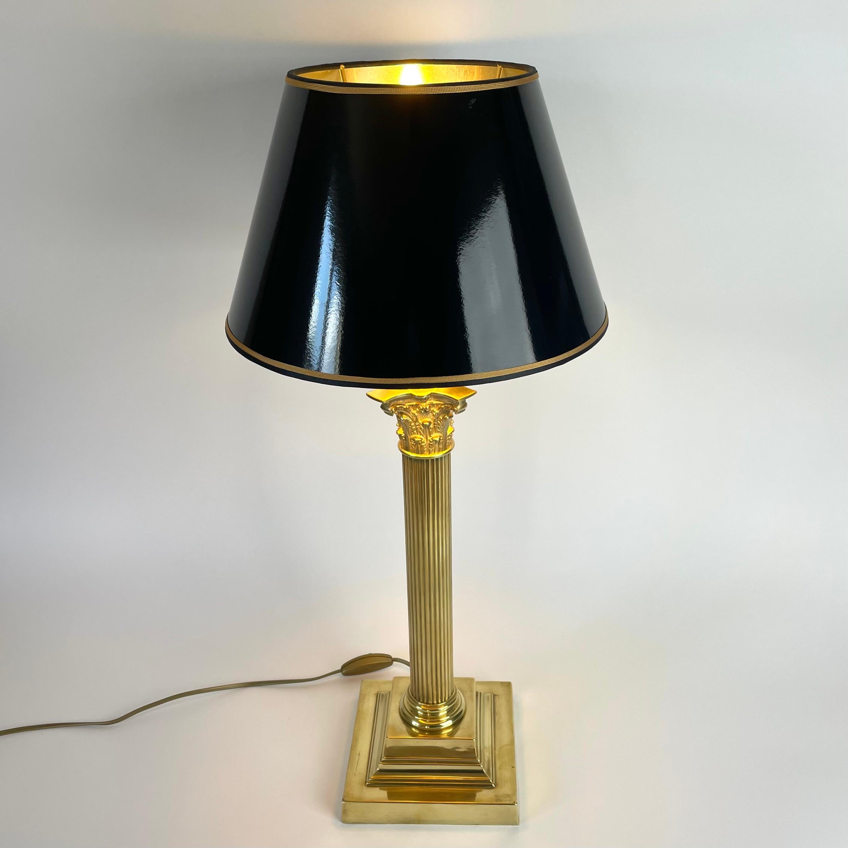 Sophisticated Brass Table Lamp with Classic column, late 19th Century In Good Condition For Sale In Knivsta, SE