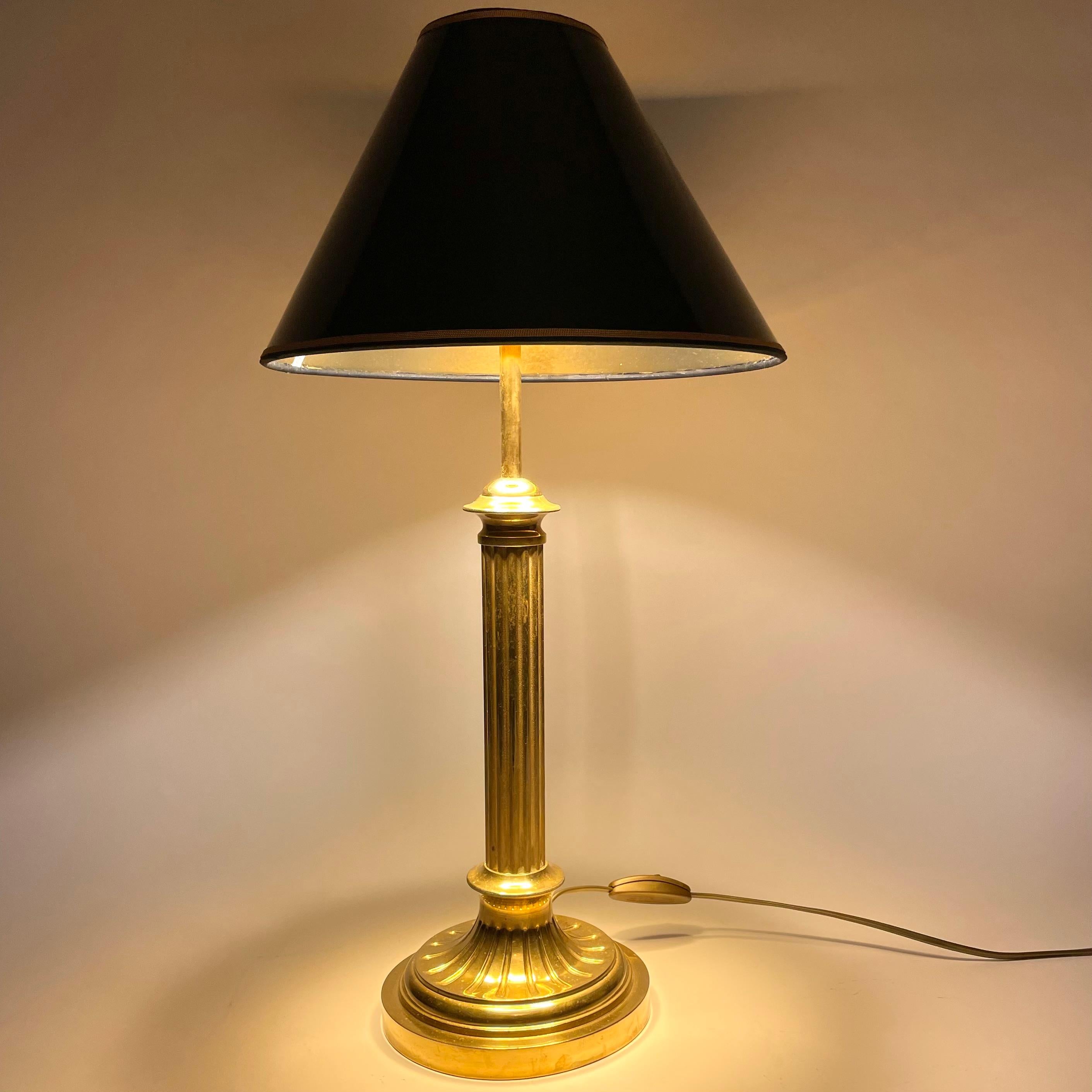Sophisticated Brass Table Lamp with Classic column, late 19th Century In Good Condition For Sale In Knivsta, SE