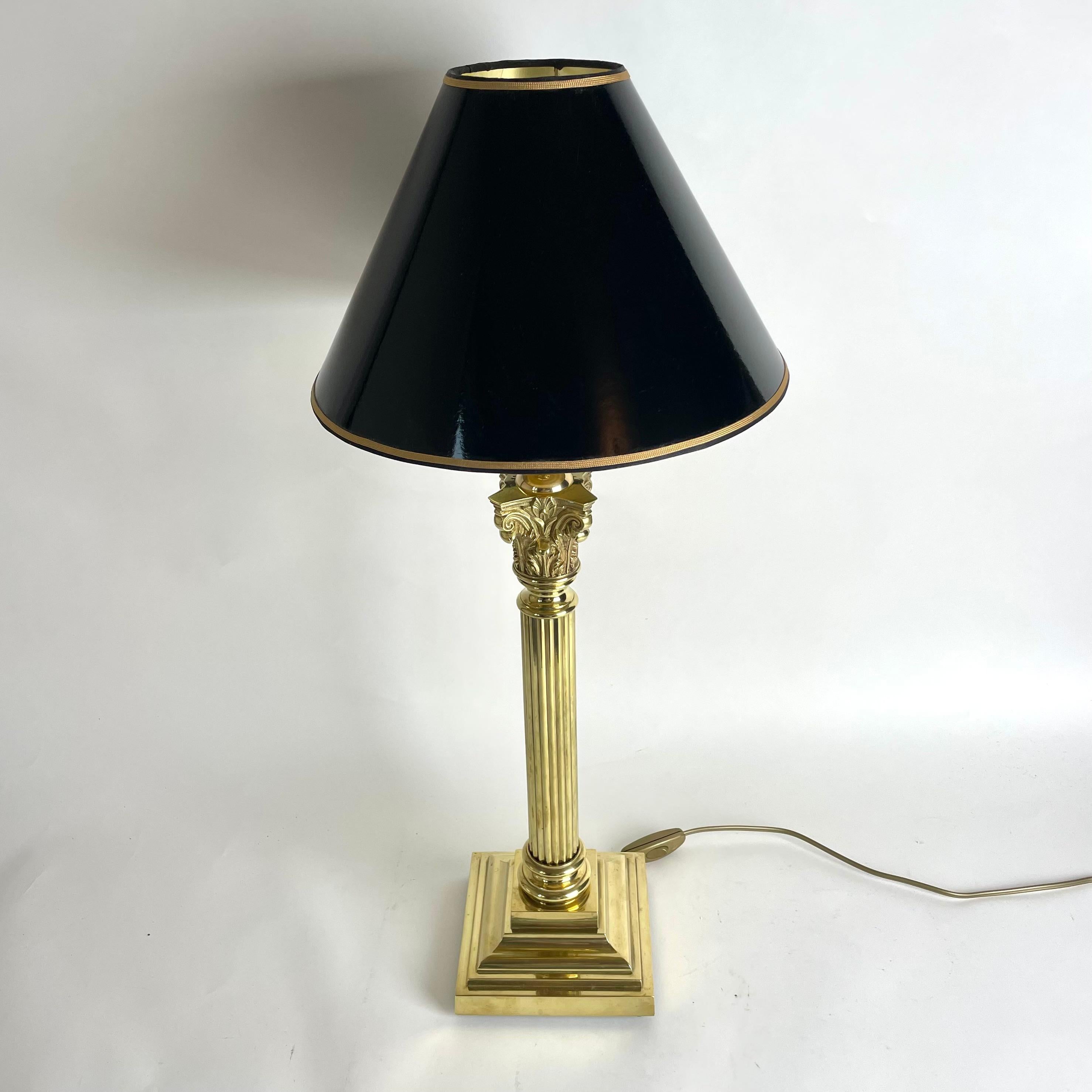 Sophisticated Brass Table Lamp with Classic column, late 19th Century For Sale 1