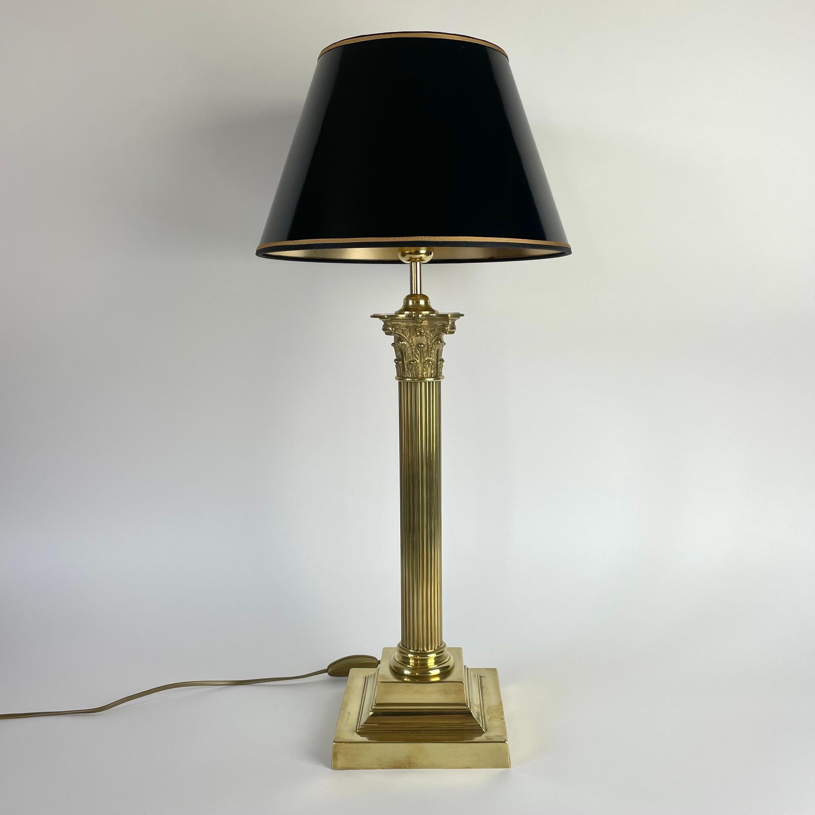 Sophisticated Brass Table Lamp with Classic column, late 19th Century For Sale 1