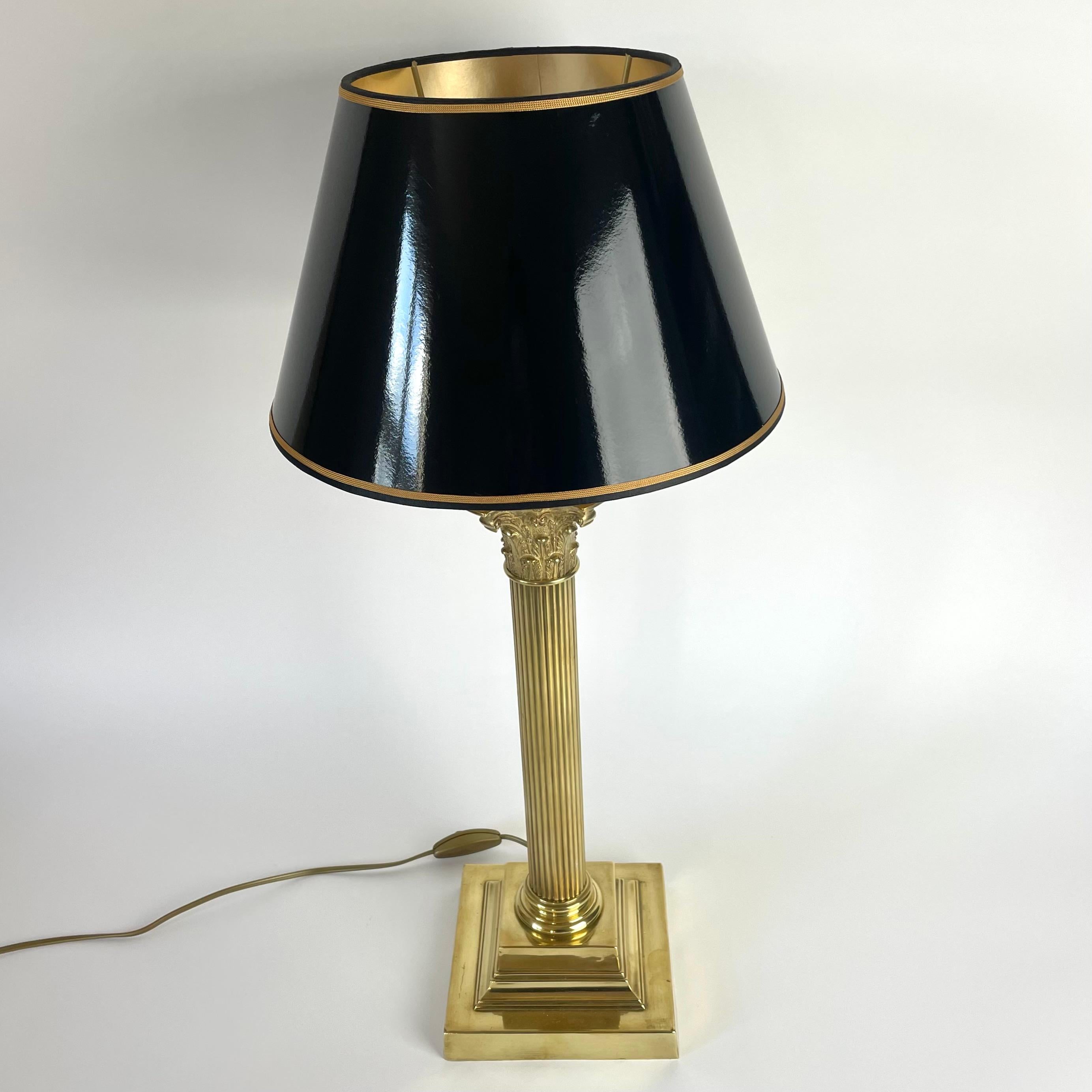 Sophisticated Brass Table Lamp with Classic column, late 19th Century For Sale 2