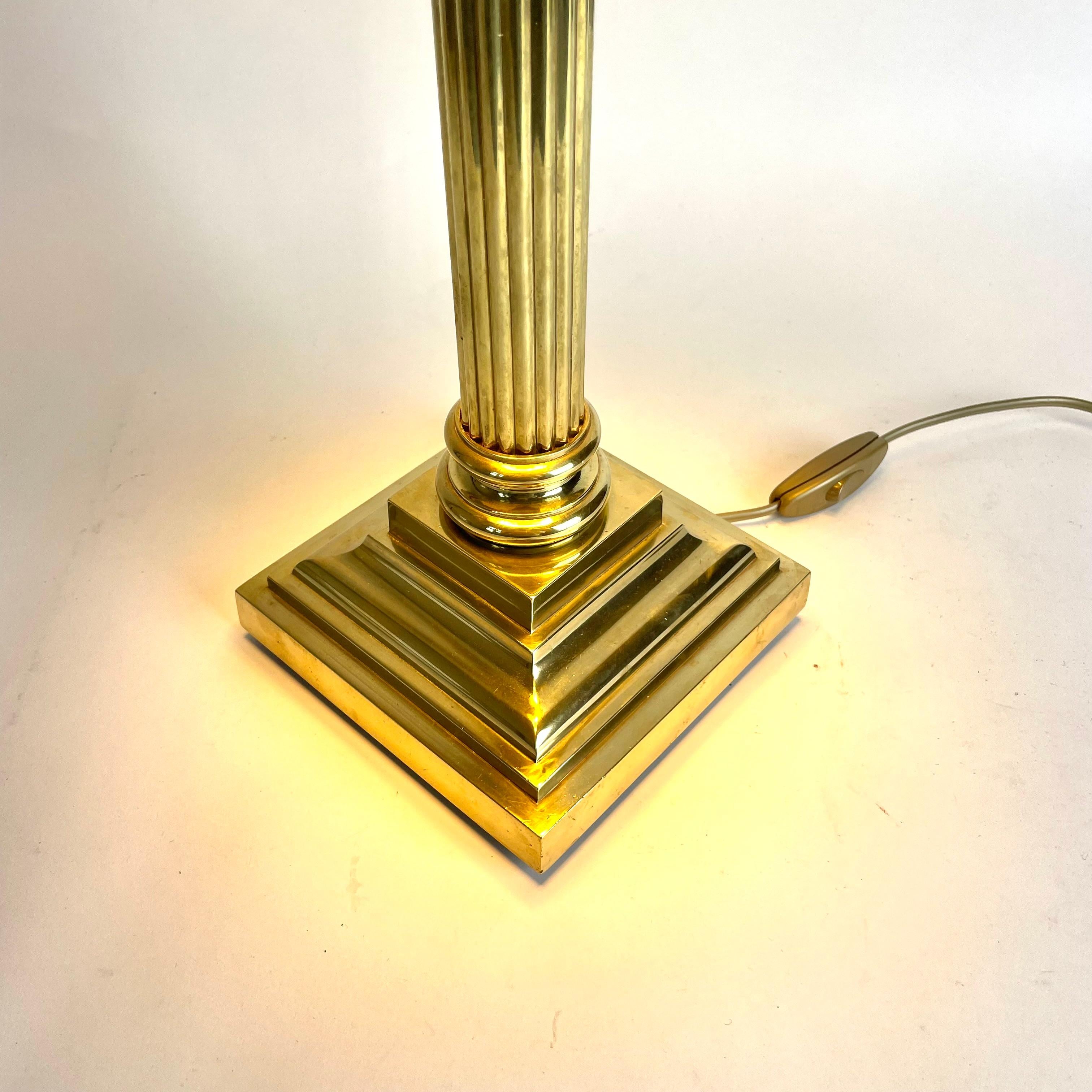 Sophisticated Brass Table Lamp with Classic column, late 19th Century For Sale 3