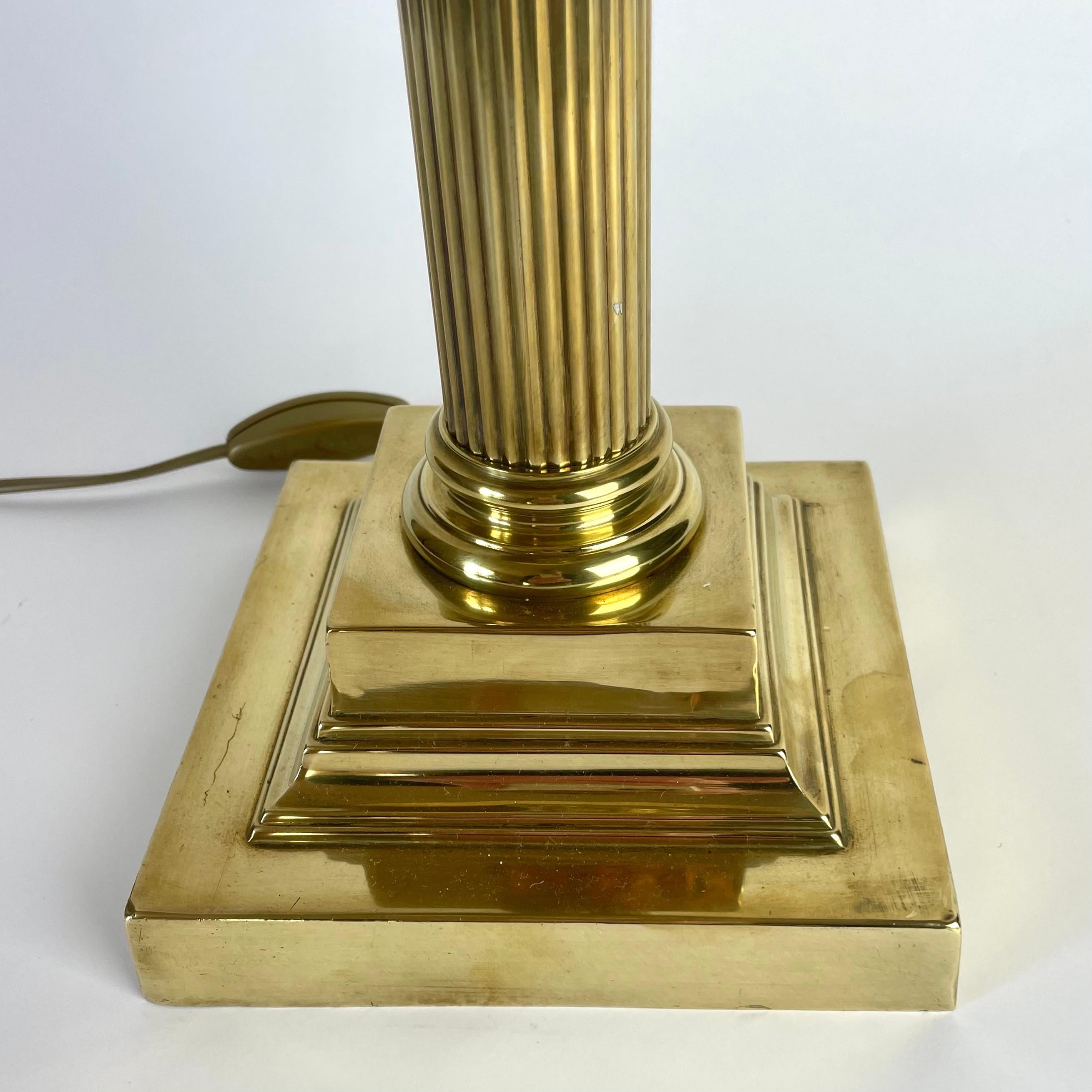 Sophisticated Brass Table Lamp with Classic column, late 19th Century For Sale 3