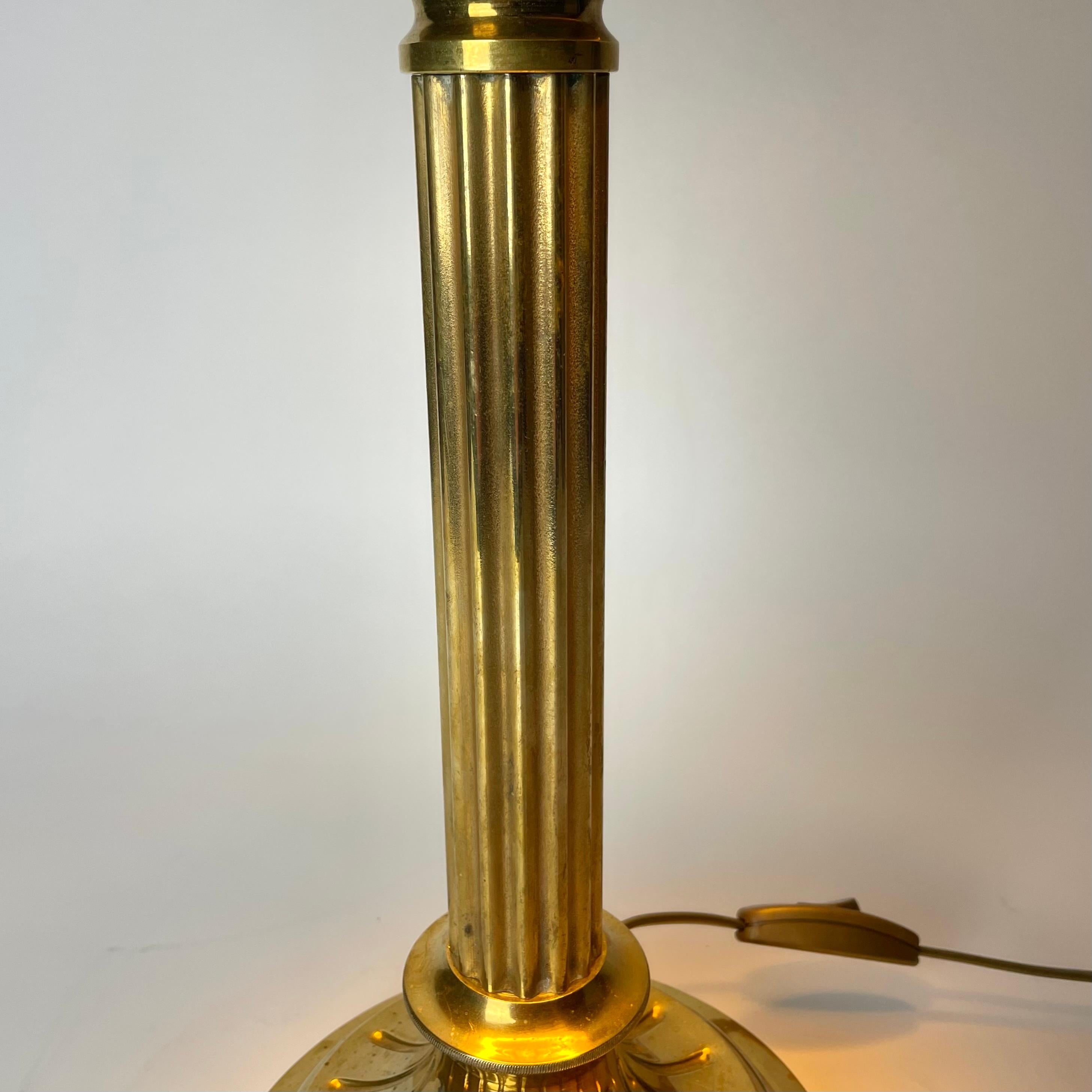 Sophisticated Brass Table Lamp with Classic column, late 19th Century For Sale 3