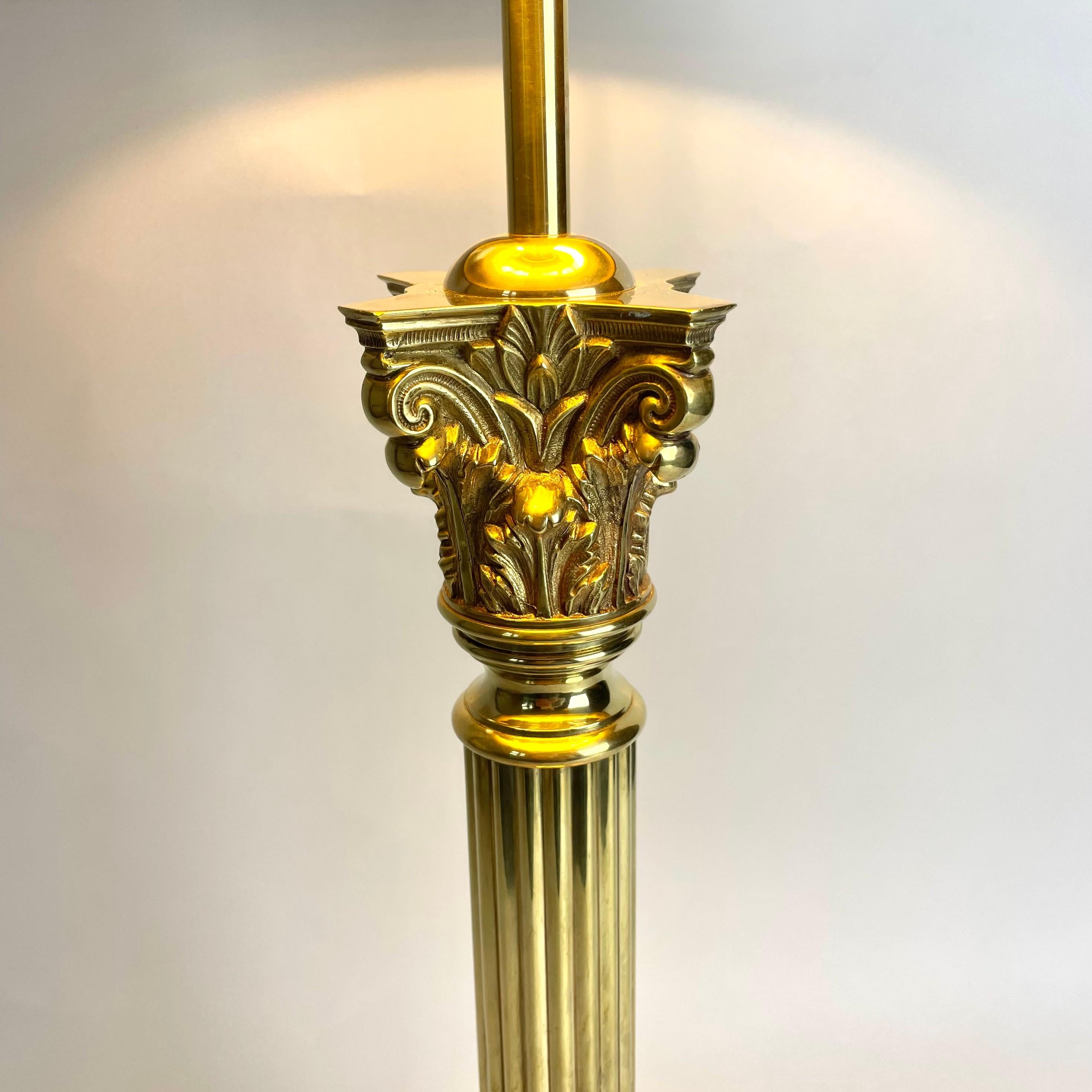 Sophisticated Brass Table Lamp with Classic column, late 19th Century For Sale 4