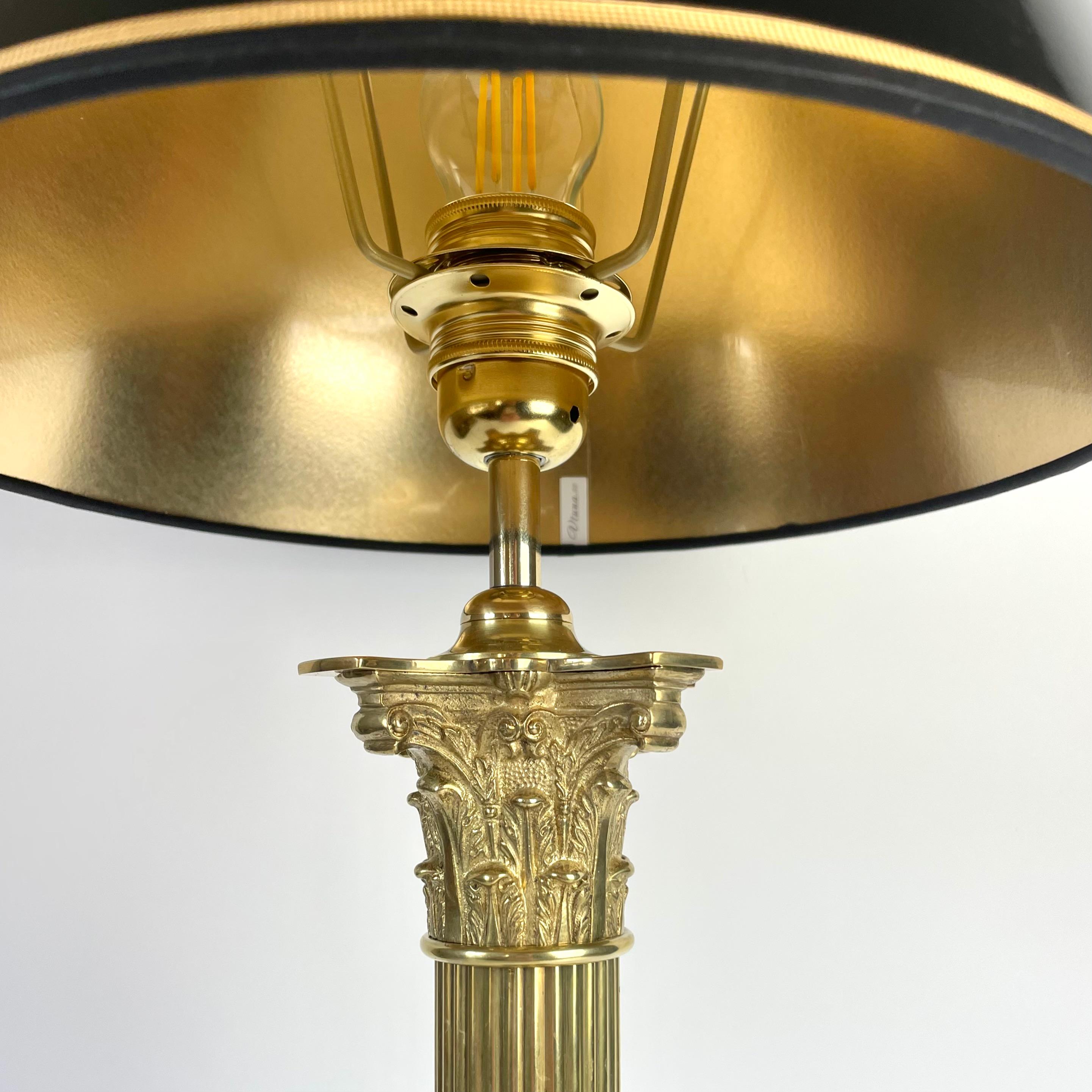 Sophisticated Brass Table Lamp with Classic column, late 19th Century For Sale 4