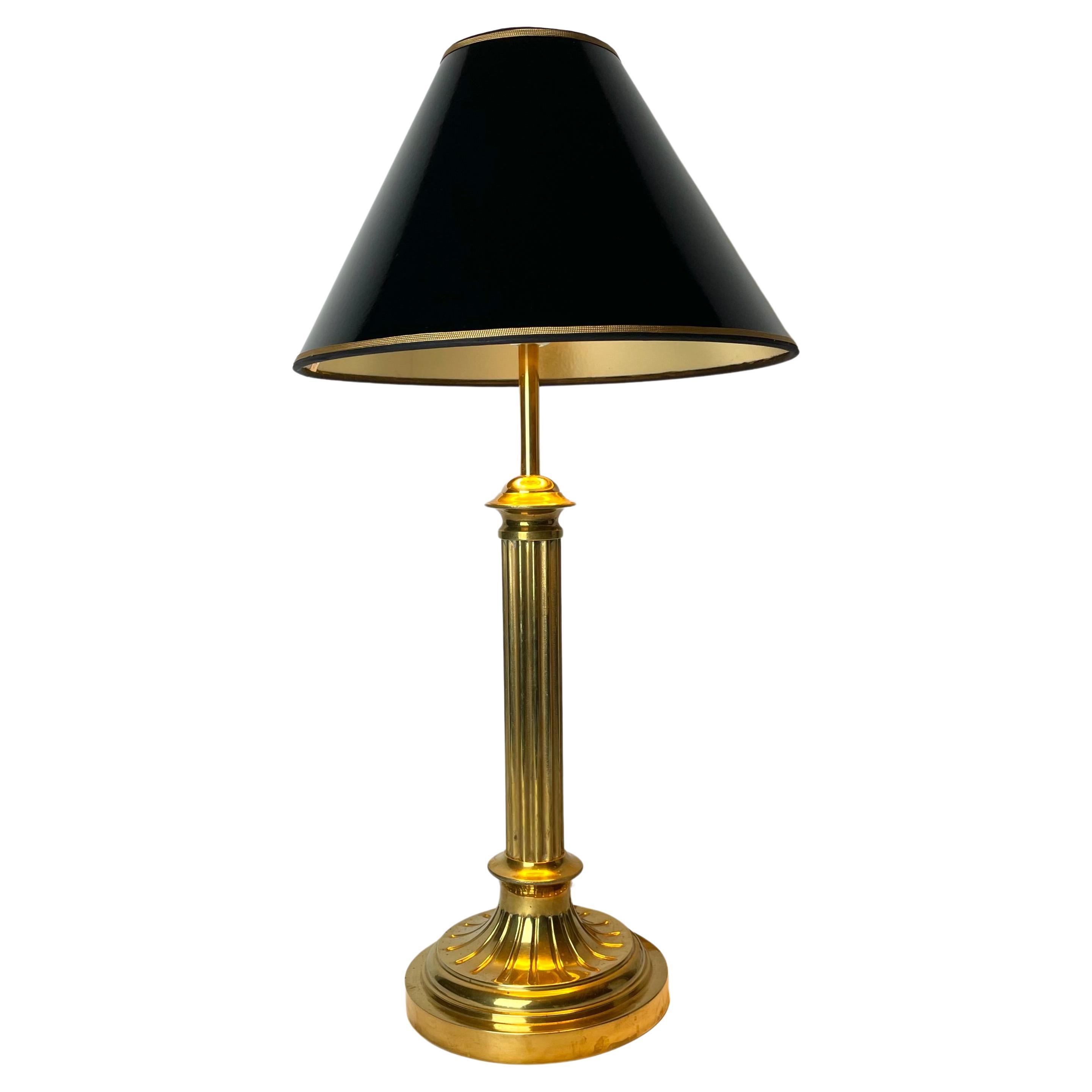 Lampe de table sophistiquée en laiton avec colonne Classic, fin du 19e siècle