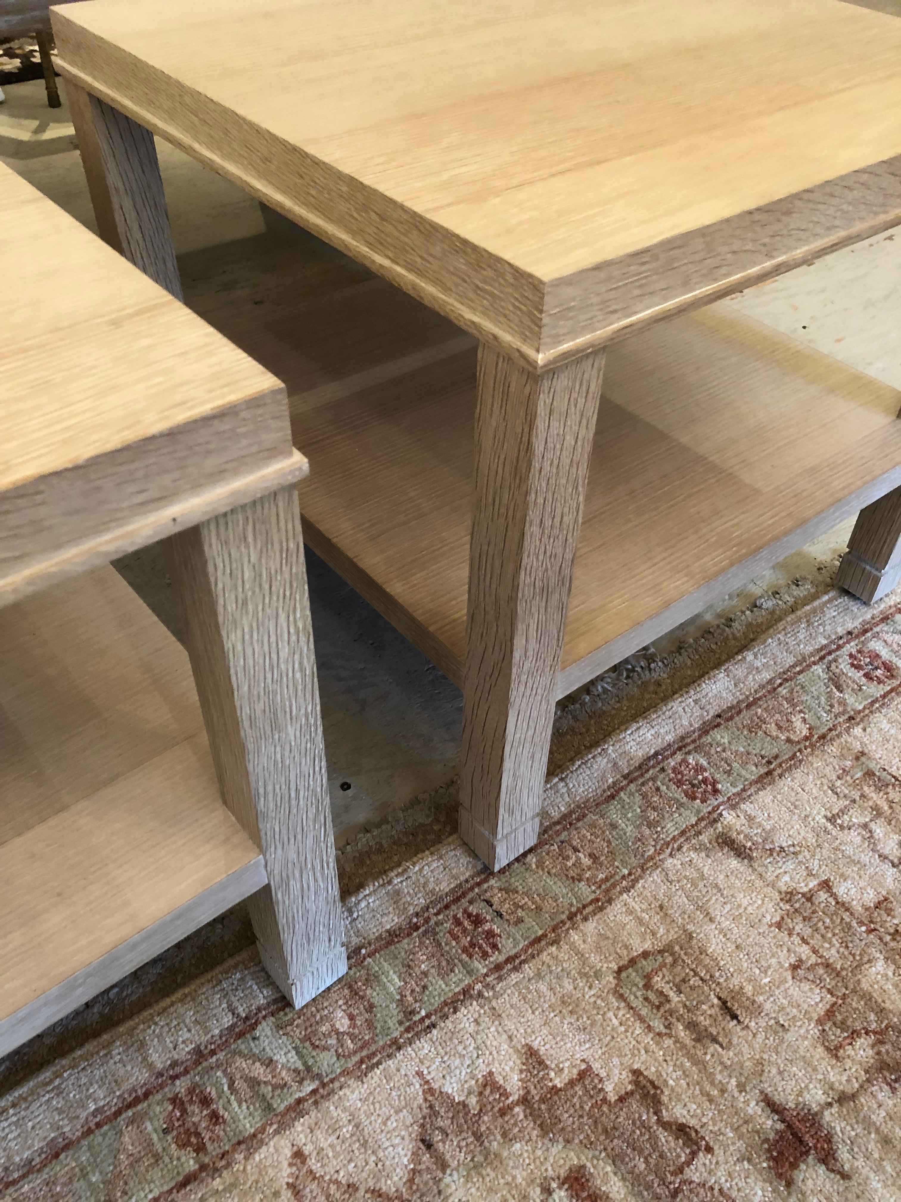  Table basse rectangulaire en bois cérusé sophistiqué avec tables d'extrémité assorties en vente 3
