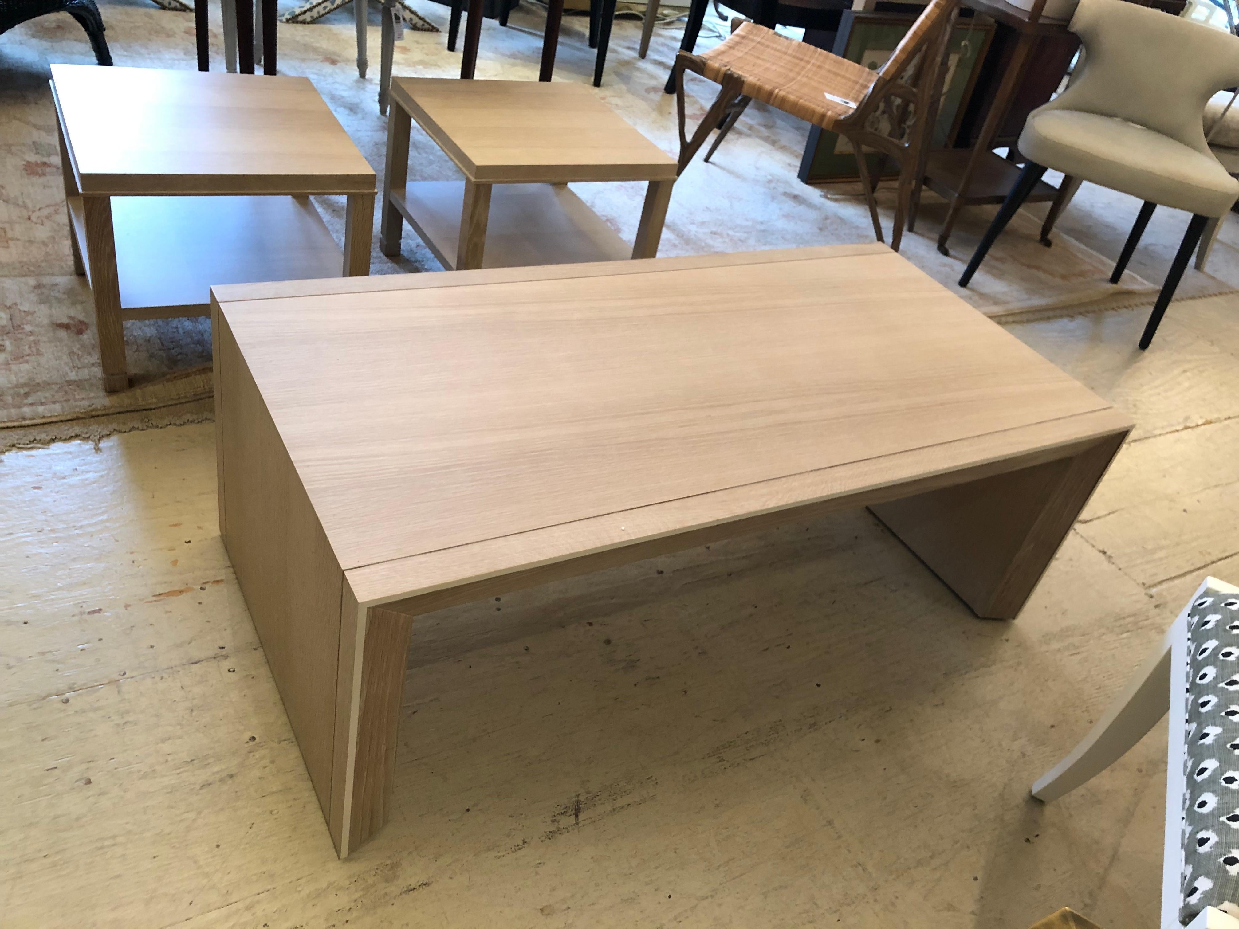  Table basse rectangulaire en bois cérusé sophistiqué avec tables d'extrémité assorties en vente 4