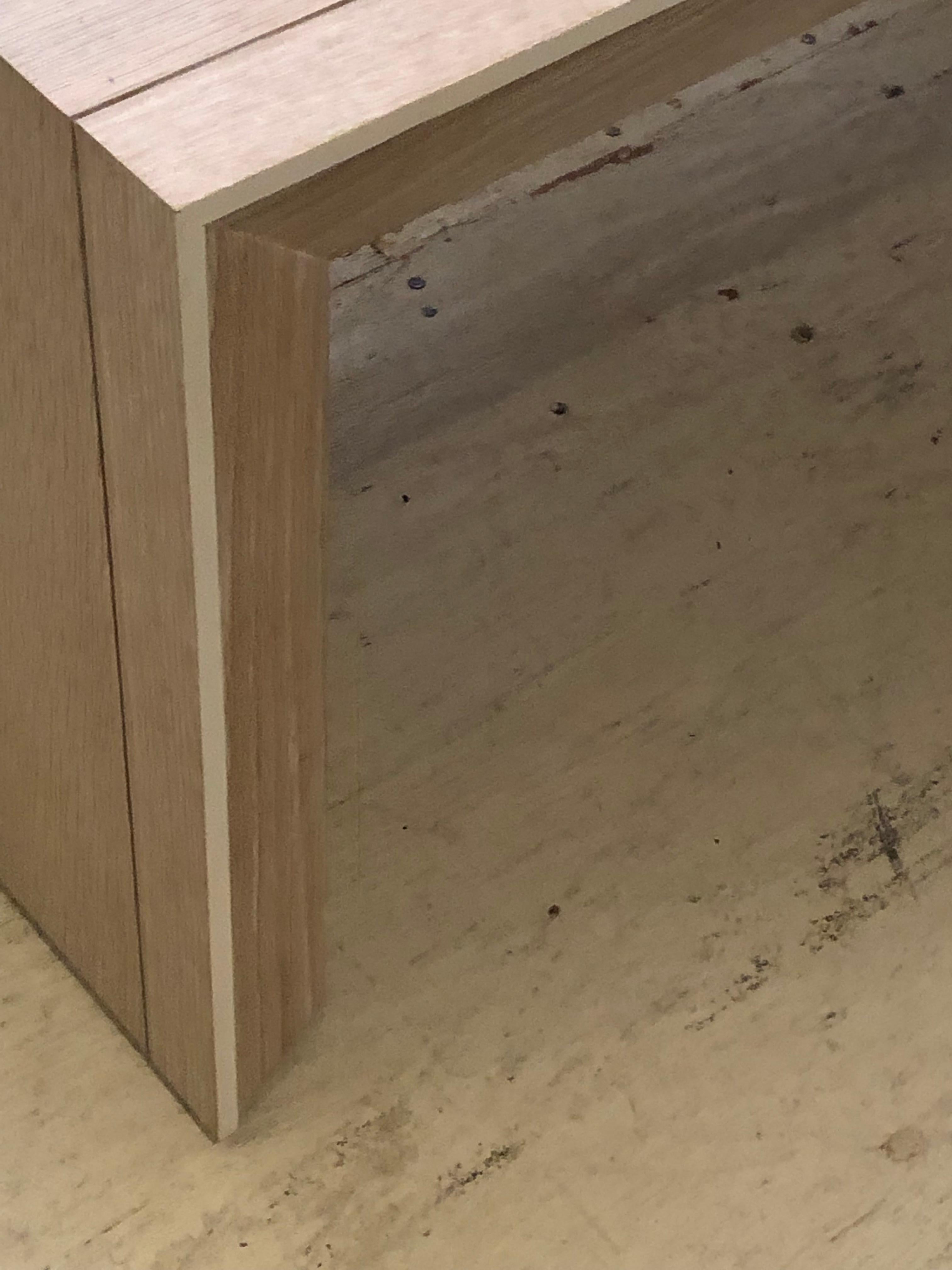 Moderne  Table basse rectangulaire en bois cérusé sophistiqué avec tables d'extrémité assorties en vente