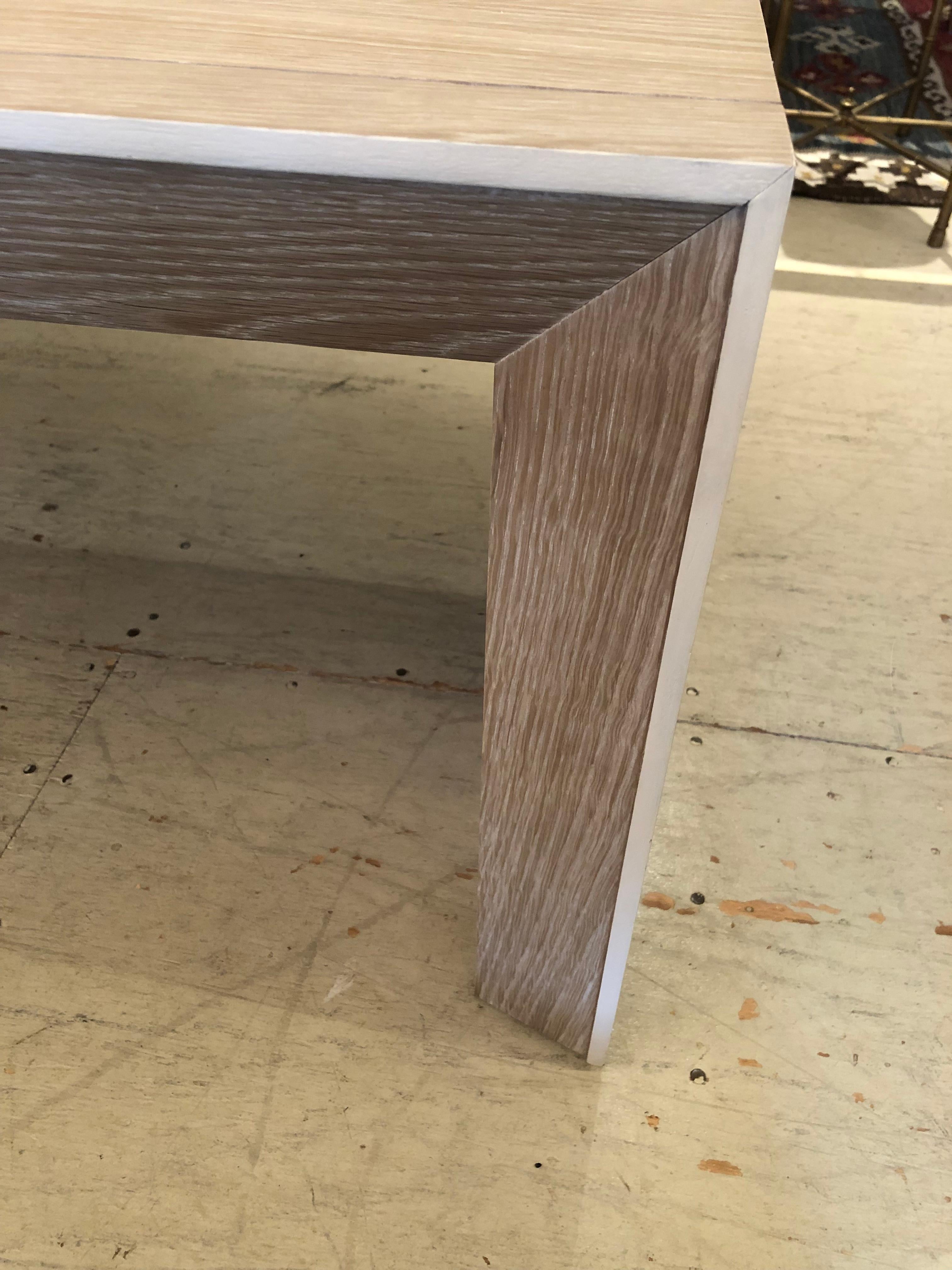 Américain  Table basse rectangulaire en bois cérusé sophistiqué avec tables d'extrémité assorties en vente