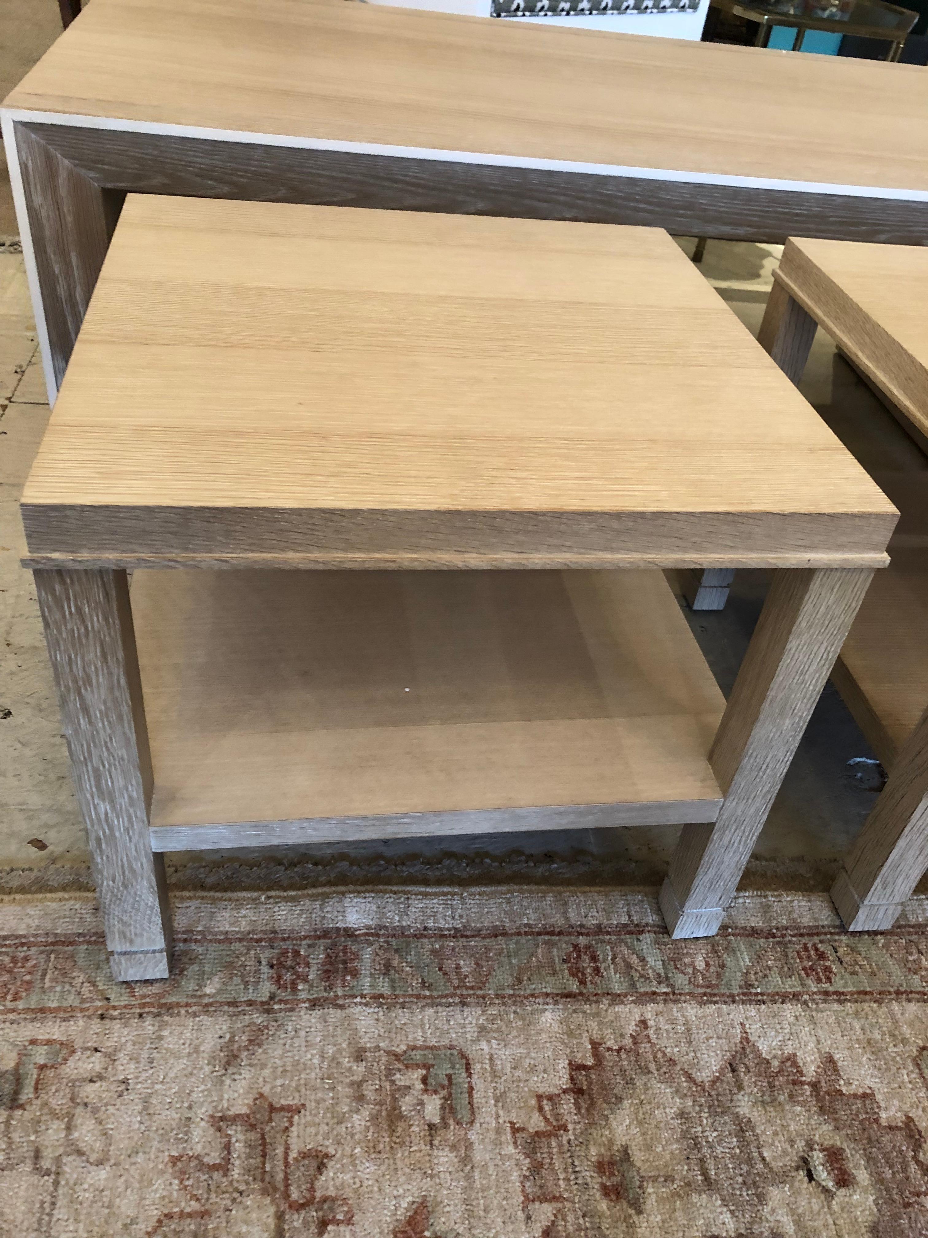 XXIe siècle et contemporain  Table basse rectangulaire en bois cérusé sophistiqué avec tables d'extrémité assorties en vente