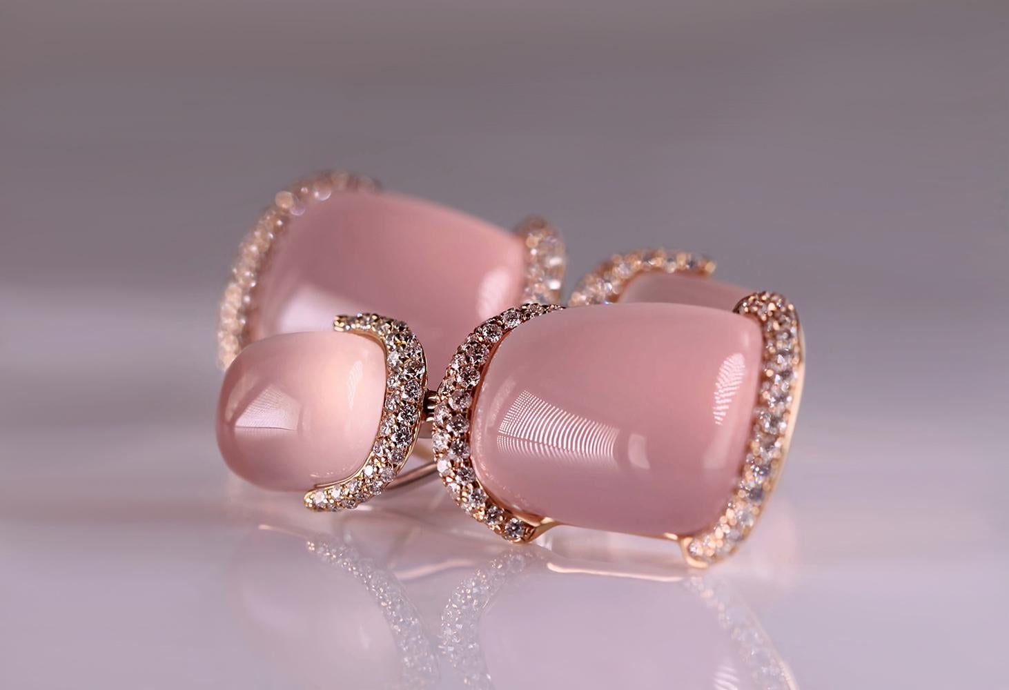 In the simplicity of a clean and refined design, the 18kt rose gold earrings with pink quartz and diamonds embody a timeless elegance. This creation stands out for its sobriety, offering a touch of discreet class to those who wear it.
The choice of